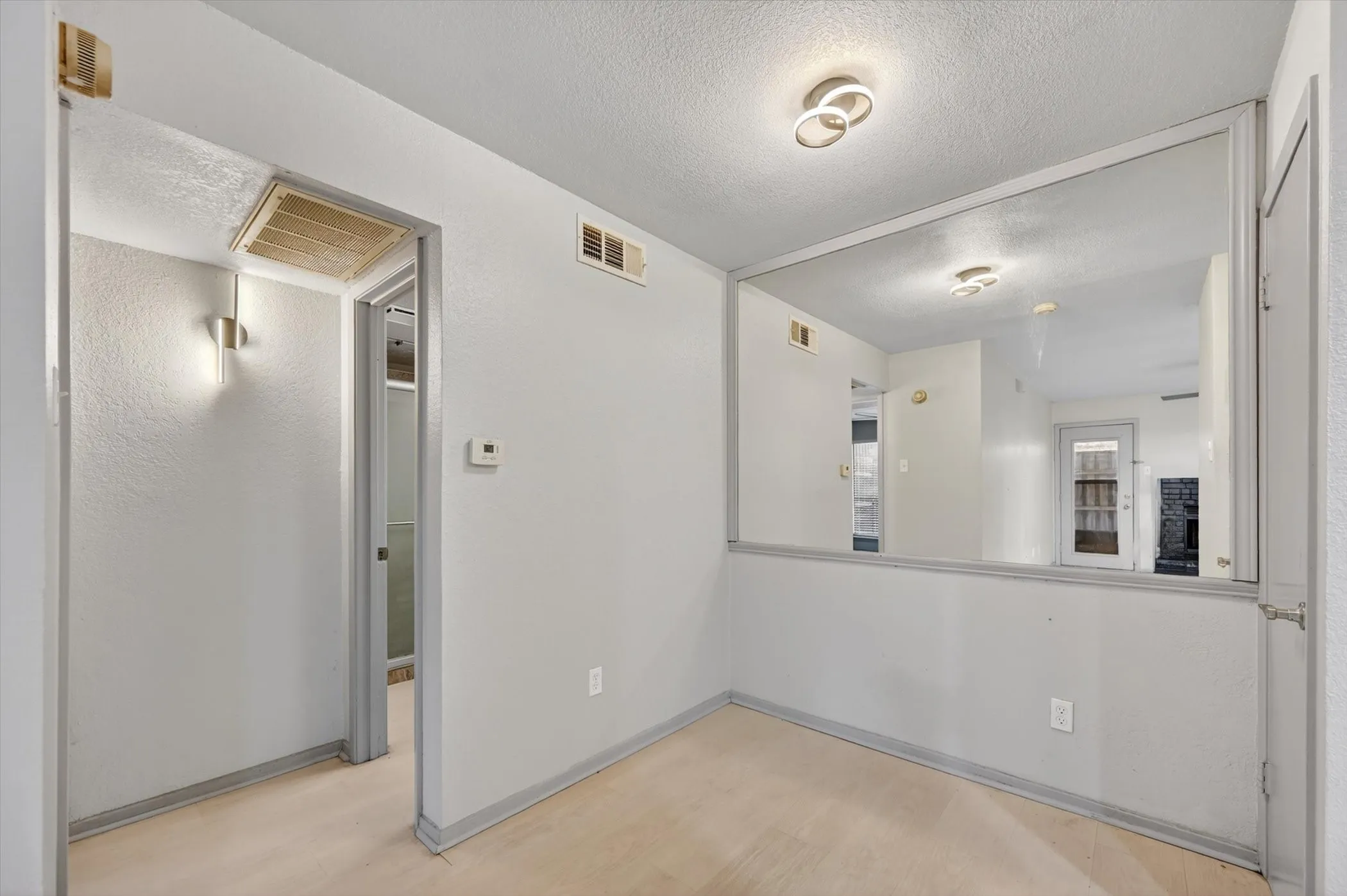 Condominium For Sale in Dallas County , 1810 N Garrett Avenue 124, Dallas, Texas 75206, 1 Bedroom, 1 Bathroom, Garage spaces, 511 Sqft, built in 1983, mls#21277654, Real Estate Agent in Dallas, Homes For Sale in Dallas county, Homes For Sale in Dallas, Realtor in Dallas Texas, Real Estate Brokerage Independent Realty Texas, Luminita Cordes Realtor