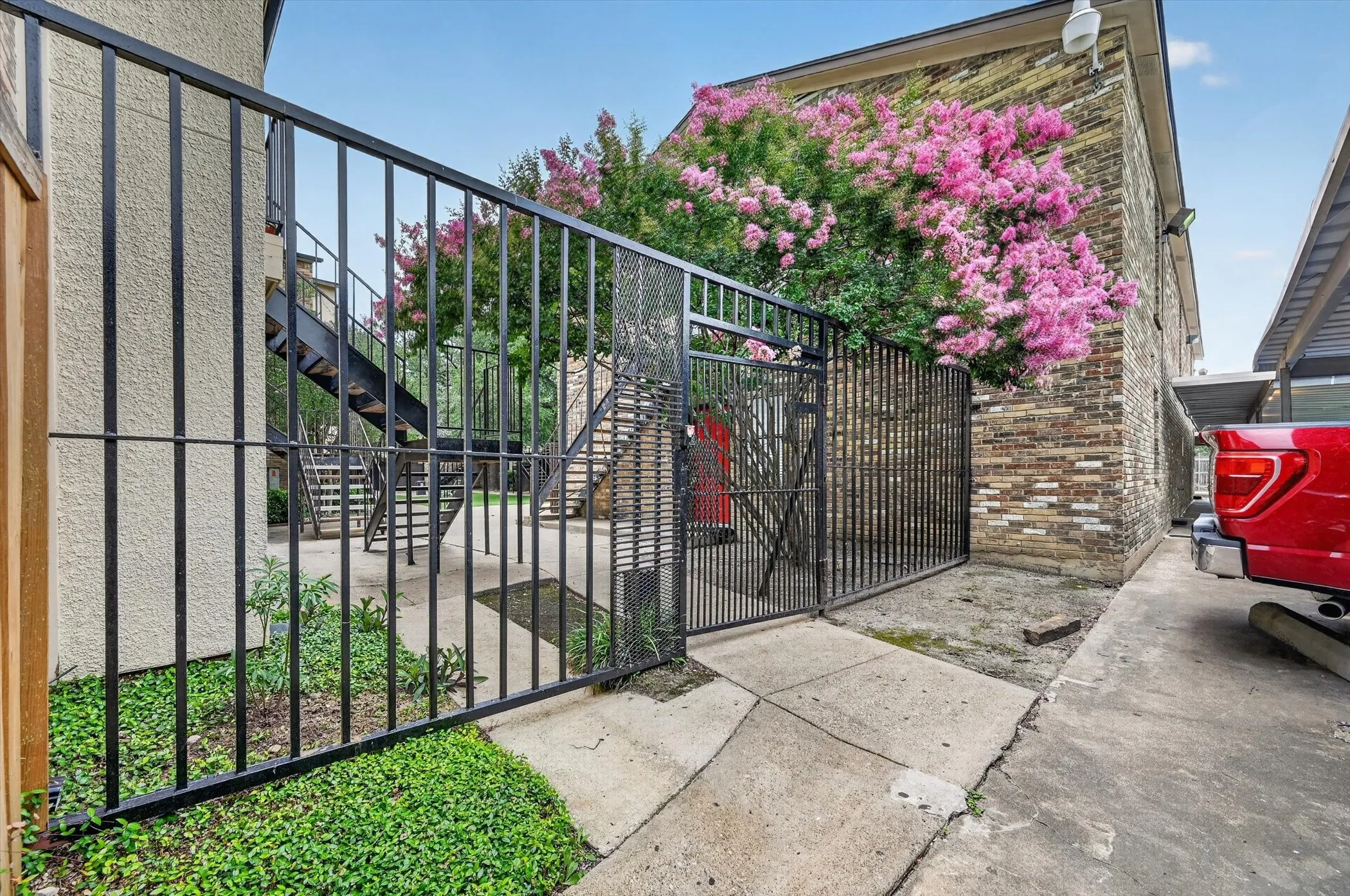 Condominium For Sale in Dallas County , 1810 N Garrett Avenue 124, Dallas, Texas 75206, 1 Bedroom, 1 Bathroom, Garage spaces, 511 Sqft, built in 1983, mls#21277654, Real Estate Agent in Dallas, Homes For Sale in Dallas county, Homes For Sale in Dallas, Realtor in Dallas Texas, Real Estate Brokerage Independent Realty Texas, Luminita Cordes Realtor