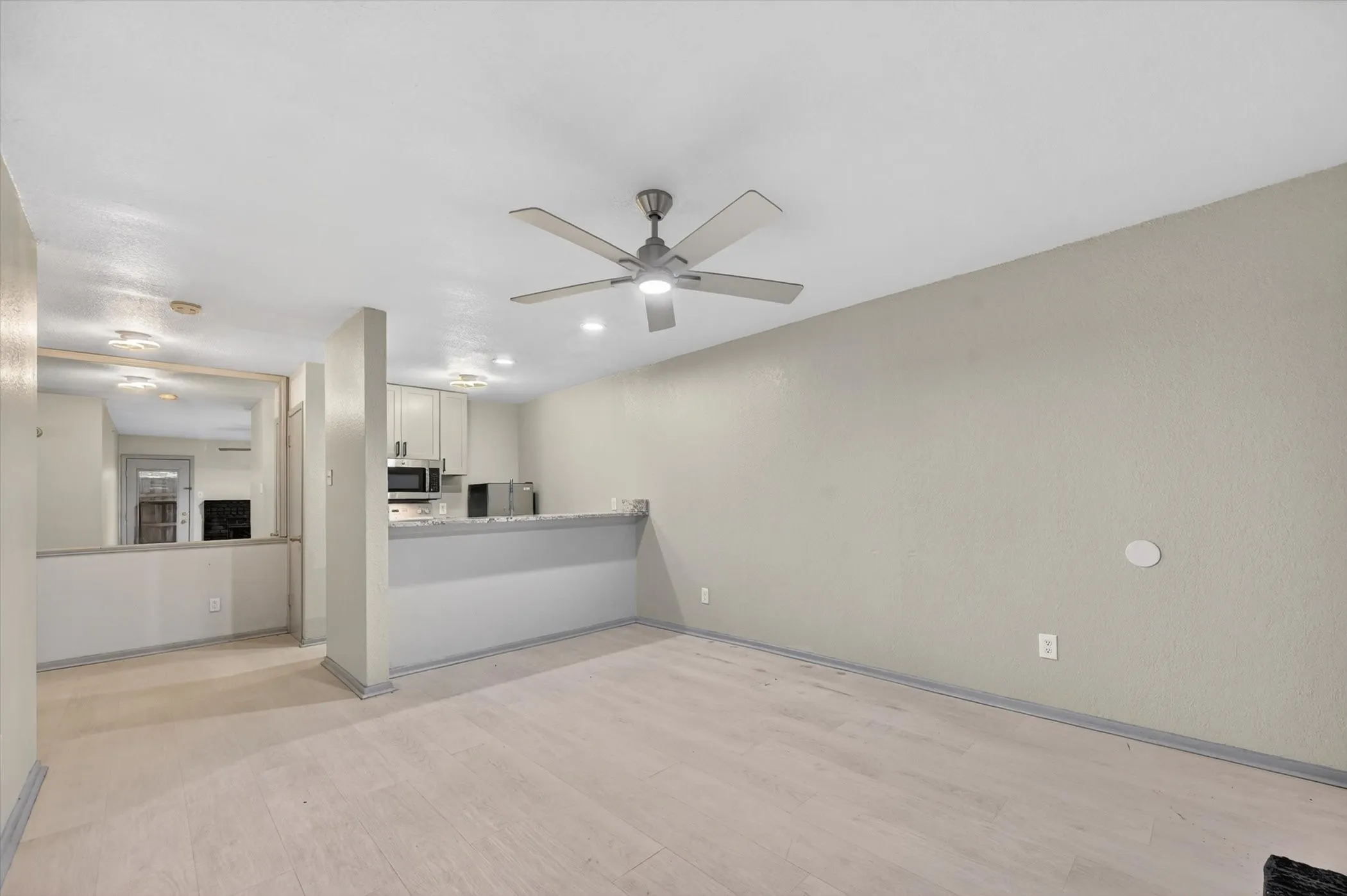 Condominium For Sale in Dallas County , 1810 N Garrett Avenue 124, Dallas, Texas 75206, 1 Bedroom, 1 Bathroom, Garage spaces, 511 Sqft, built in 1983, mls#21277654, Real Estate Agent in Dallas, Homes For Sale in Dallas county, Homes For Sale in Dallas, Realtor in Dallas Texas, Real Estate Brokerage Independent Realty Texas, Luminita Cordes Realtor