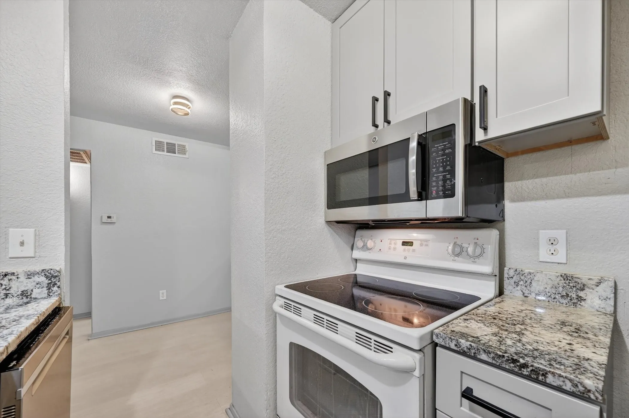 Condominium For Sale in Dallas County , 1810 N Garrett Avenue 124, Dallas, Texas 75206, 1 Bedroom, 1 Bathroom, Garage spaces, 511 Sqft, built in 1983, mls#21277654, Real Estate Agent in Dallas, Homes For Sale in Dallas county, Homes For Sale in Dallas, Realtor in Dallas Texas, Real Estate Brokerage Independent Realty Texas, Luminita Cordes Realtor
