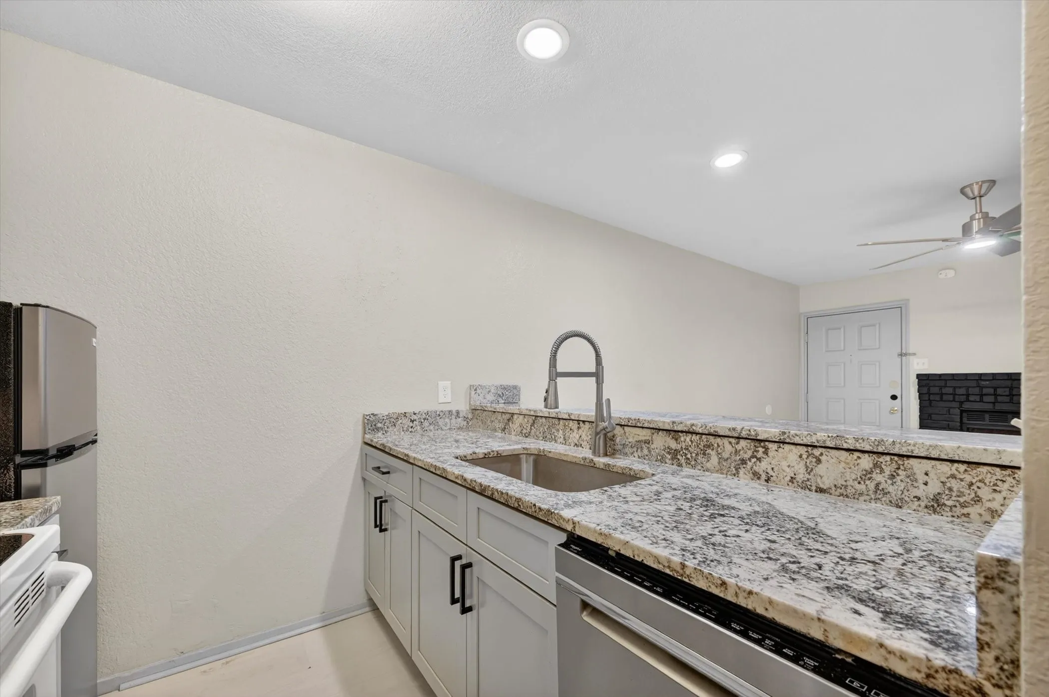 Condominium For Sale in Dallas County , 1810 N Garrett Avenue 124, Dallas, Texas 75206, 1 Bedroom, 1 Bathroom, Garage spaces, 511 Sqft, built in 1983, mls#21277654, Real Estate Agent in Dallas, Homes For Sale in Dallas county, Homes For Sale in Dallas, Realtor in Dallas Texas, Real Estate Brokerage Independent Realty Texas, Luminita Cordes Realtor