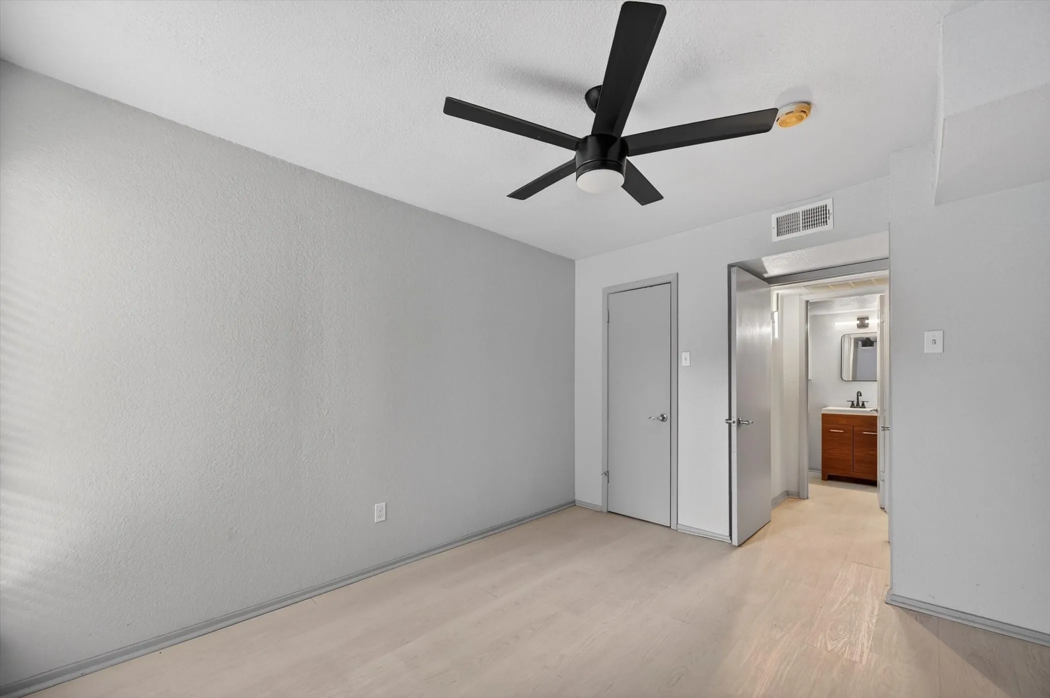 Condominium For Sale in Dallas County , 1810 N Garrett Avenue 124, Dallas, Texas 75206, 1 Bedroom, 1 Bathroom, Garage spaces, 511 Sqft, built in 1983, mls#21277654, Real Estate Agent in Dallas, Homes For Sale in Dallas county, Homes For Sale in Dallas, Realtor in Dallas Texas, Real Estate Brokerage Independent Realty Texas, Luminita Cordes Realtor