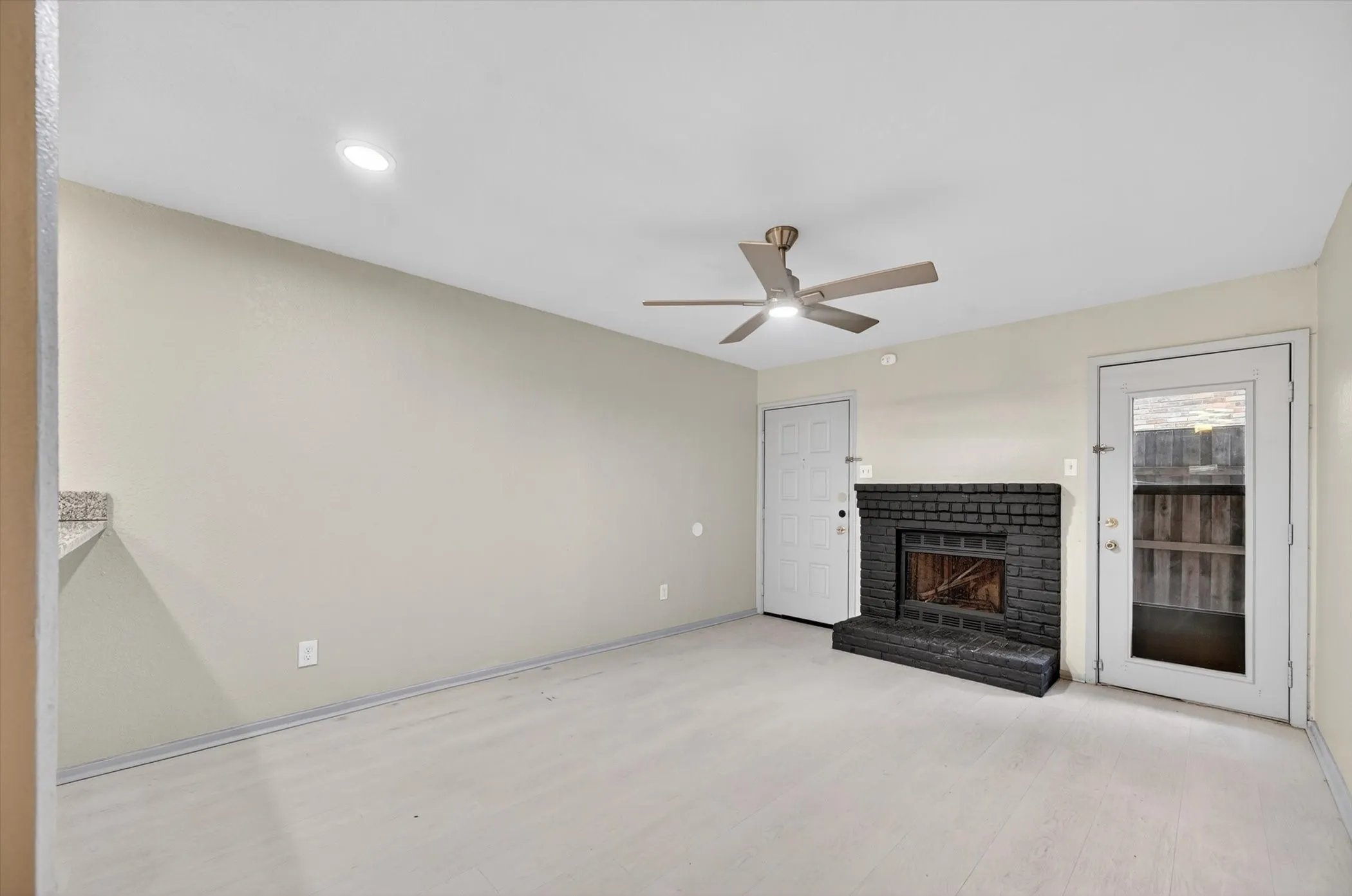 Condominium For Sale in Dallas County , 1810 N Garrett Avenue 124, Dallas, Texas 75206, 1 Bedroom, 1 Bathroom, Garage spaces, 511 Sqft, built in 1983, mls#21277654, Real Estate Agent in Dallas, Homes For Sale in Dallas county, Homes For Sale in Dallas, Realtor in Dallas Texas, Real Estate Brokerage Independent Realty Texas, Luminita Cordes Realtor