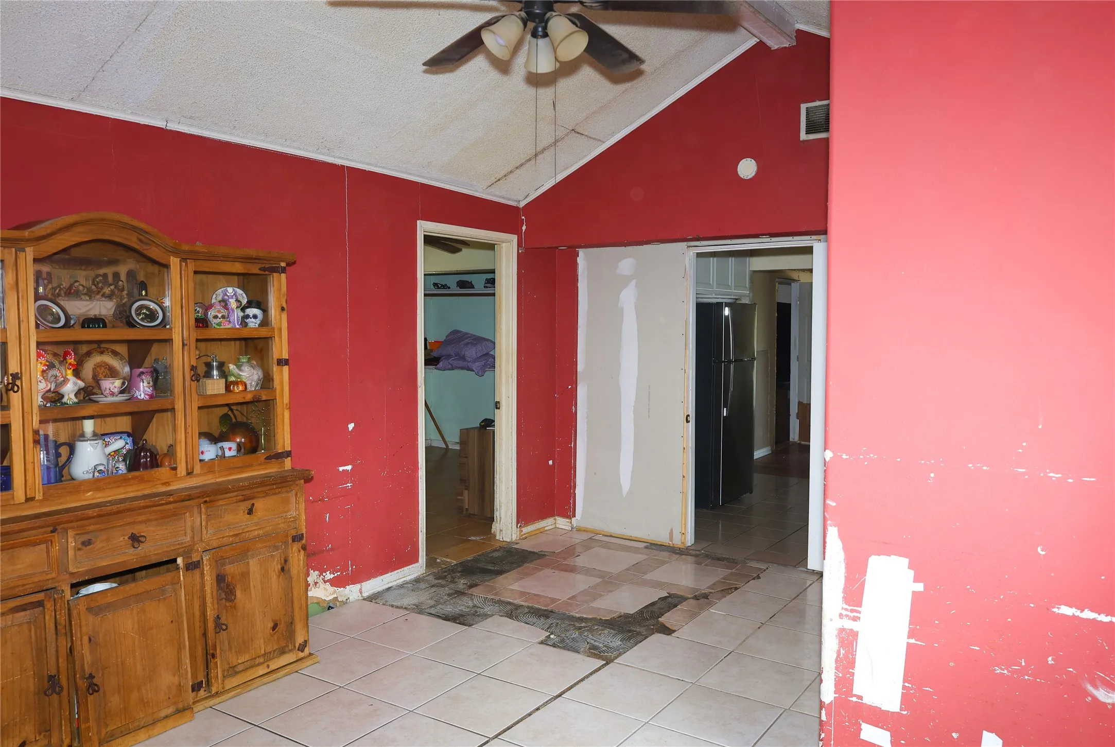 Single Family Residence For Sale in Tarrant County , 8101 Julie Avenue, Fort Worth, Texas 76116, 3 Bedroom, 2 Bathroom, Garage spaces, 1,355 Sqft, built in 1955, mls#21290438, Real Estate Agent in Fort Worth, Homes For Sale in Tarrant county, Homes For Sale in Fort Worth, Realtor in Fort Worth Texas, Real Estate Brokerage Independent Realty Texas, Luminita Cordes Realtor