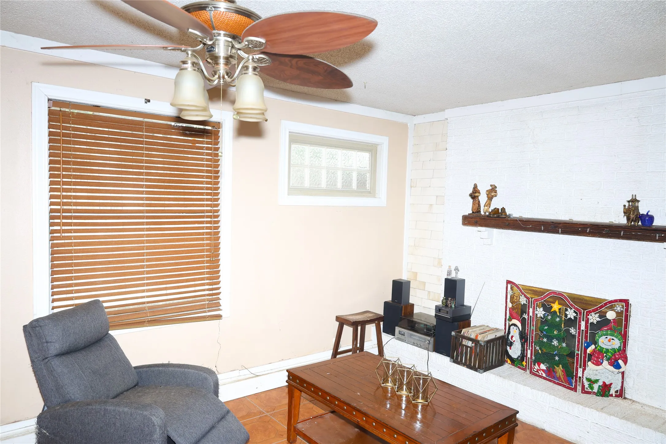 Single Family Residence For Sale in Tarrant County , 8101 Julie Avenue, Fort Worth, Texas 76116, 3 Bedroom, 2 Bathroom, Garage spaces, 1,355 Sqft, built in 1955, mls#21290438, Real Estate Agent in Fort Worth, Homes For Sale in Tarrant county, Homes For Sale in Fort Worth, Realtor in Fort Worth Texas, Real Estate Brokerage Independent Realty Texas, Luminita Cordes Realtor