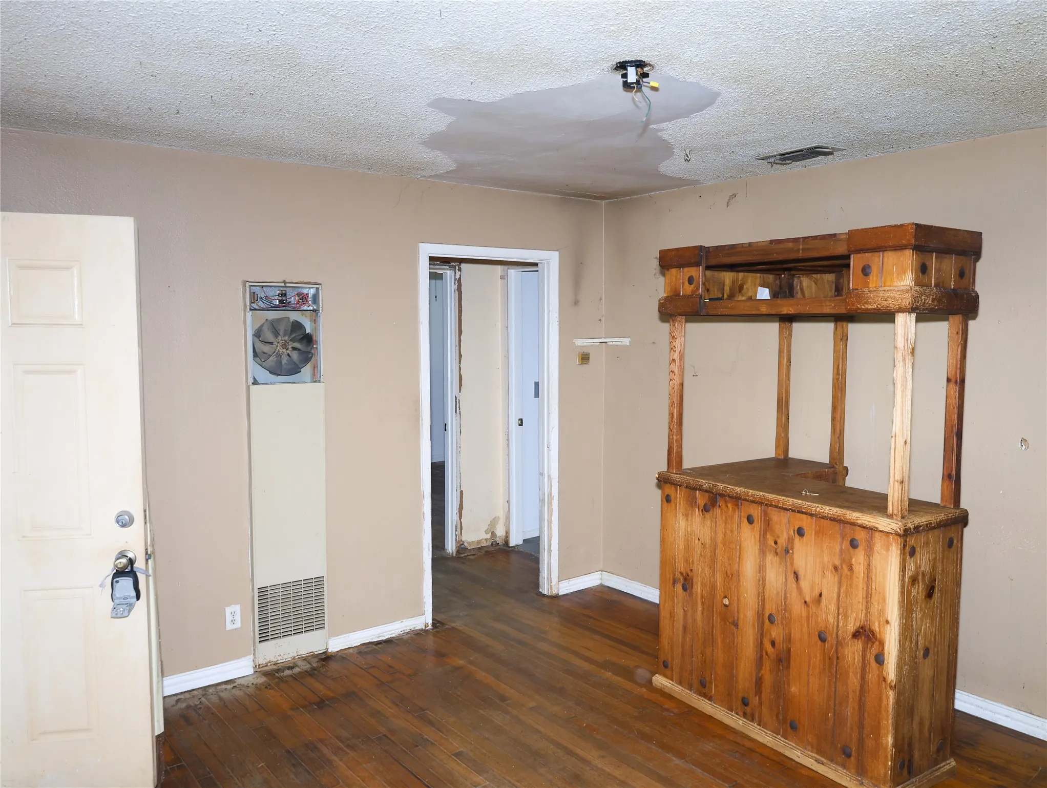 Single Family Residence For Sale in Tarrant County , 8101 Julie Avenue, Fort Worth, Texas 76116, 3 Bedroom, 2 Bathroom, Garage spaces, 1,355 Sqft, built in 1955, mls#21290438, Real Estate Agent in Fort Worth, Homes For Sale in Tarrant county, Homes For Sale in Fort Worth, Realtor in Fort Worth Texas, Real Estate Brokerage Independent Realty Texas, Luminita Cordes Realtor