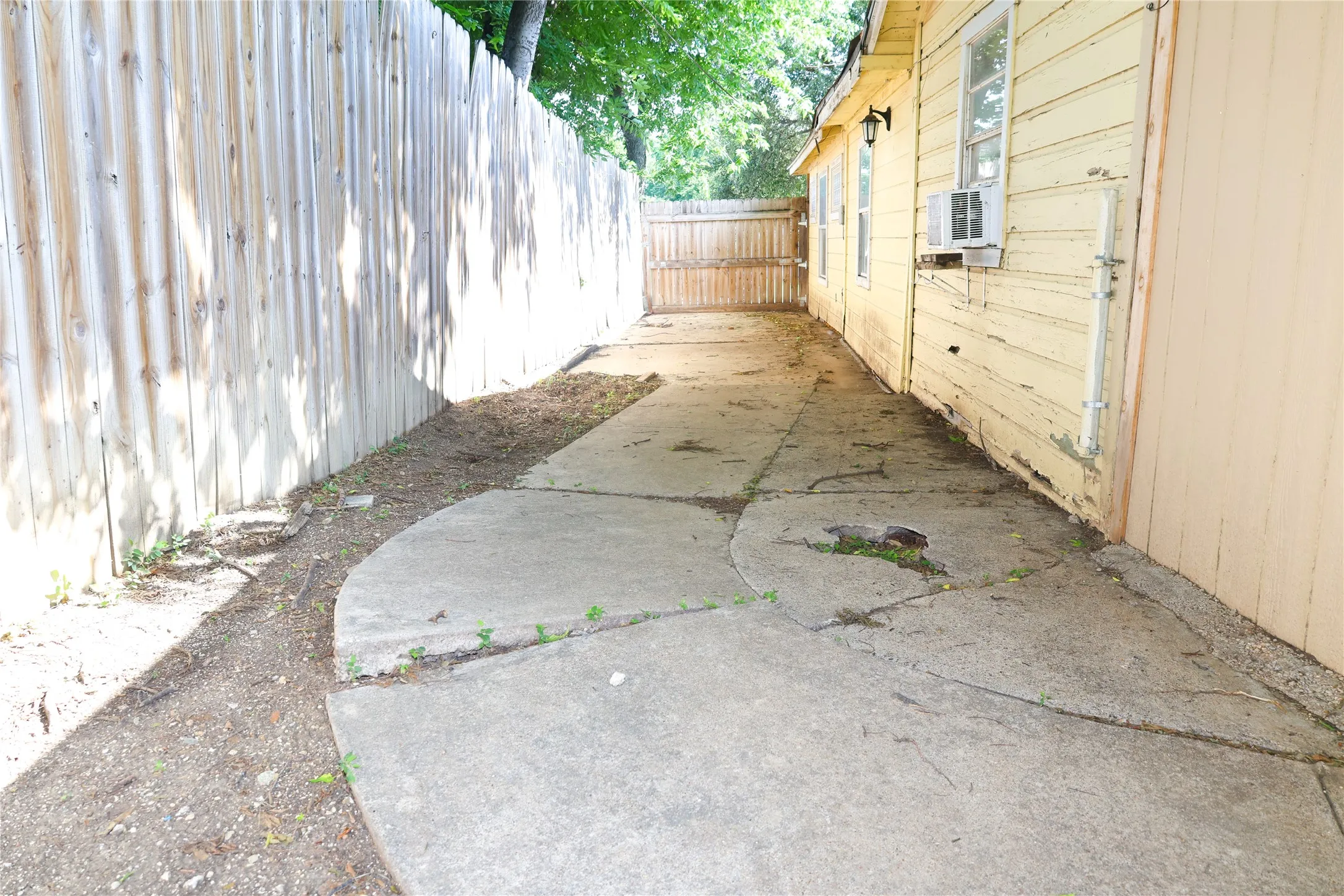 Single Family Residence For Sale in Tarrant County , 8101 Julie Avenue, Fort Worth, Texas 76116, 3 Bedroom, 2 Bathroom, Garage spaces, 1,355 Sqft, built in 1955, mls#21290438, Real Estate Agent in Fort Worth, Homes For Sale in Tarrant county, Homes For Sale in Fort Worth, Realtor in Fort Worth Texas, Real Estate Brokerage Independent Realty Texas, Luminita Cordes Realtor