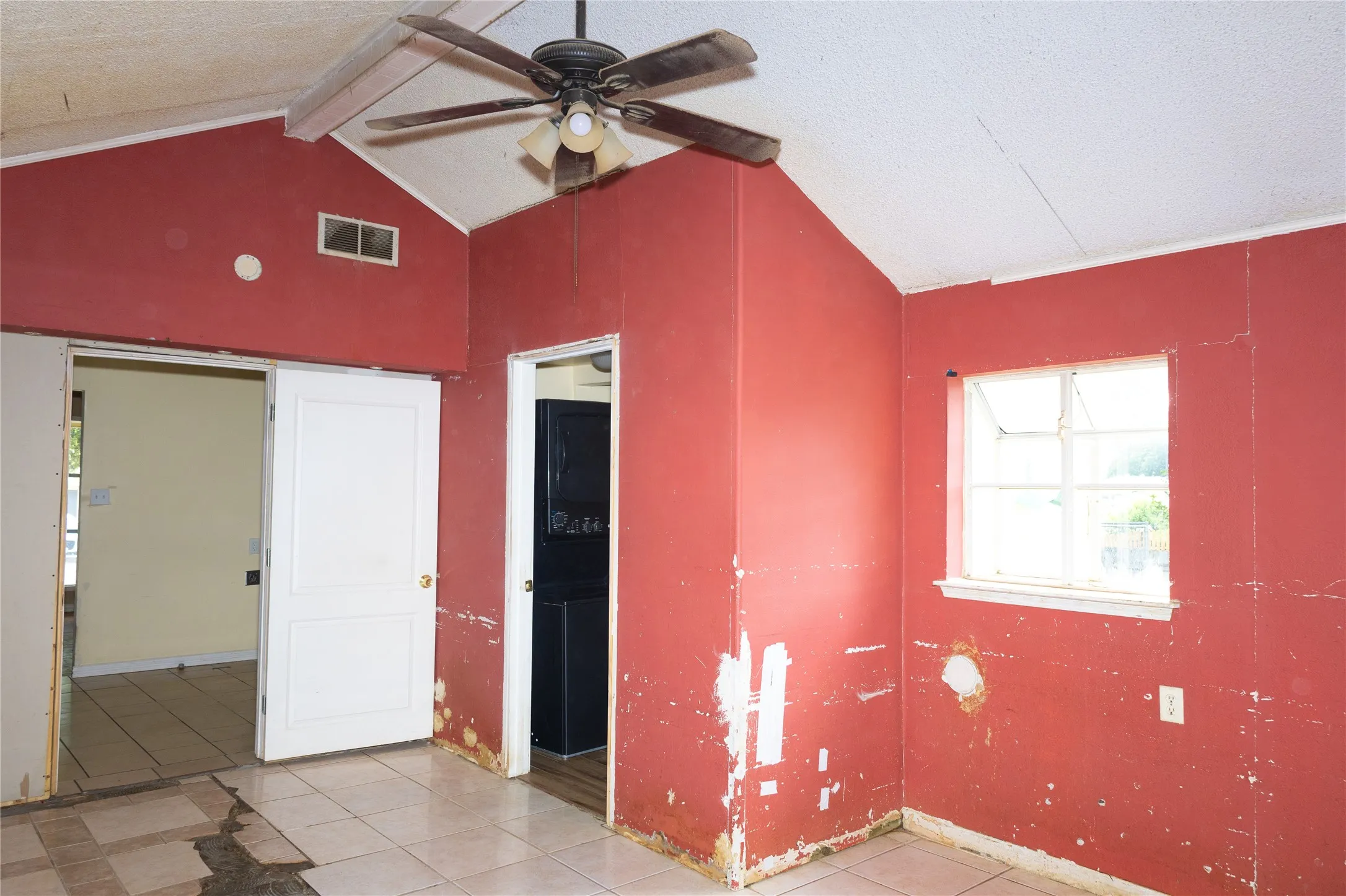 Single Family Residence For Sale in Tarrant County , 8101 Julie Avenue, Fort Worth, Texas 76116, 3 Bedroom, 2 Bathroom, Garage spaces, 1,355 Sqft, built in 1955, mls#21290438, Real Estate Agent in Fort Worth, Homes For Sale in Tarrant county, Homes For Sale in Fort Worth, Realtor in Fort Worth Texas, Real Estate Brokerage Independent Realty Texas, Luminita Cordes Realtor