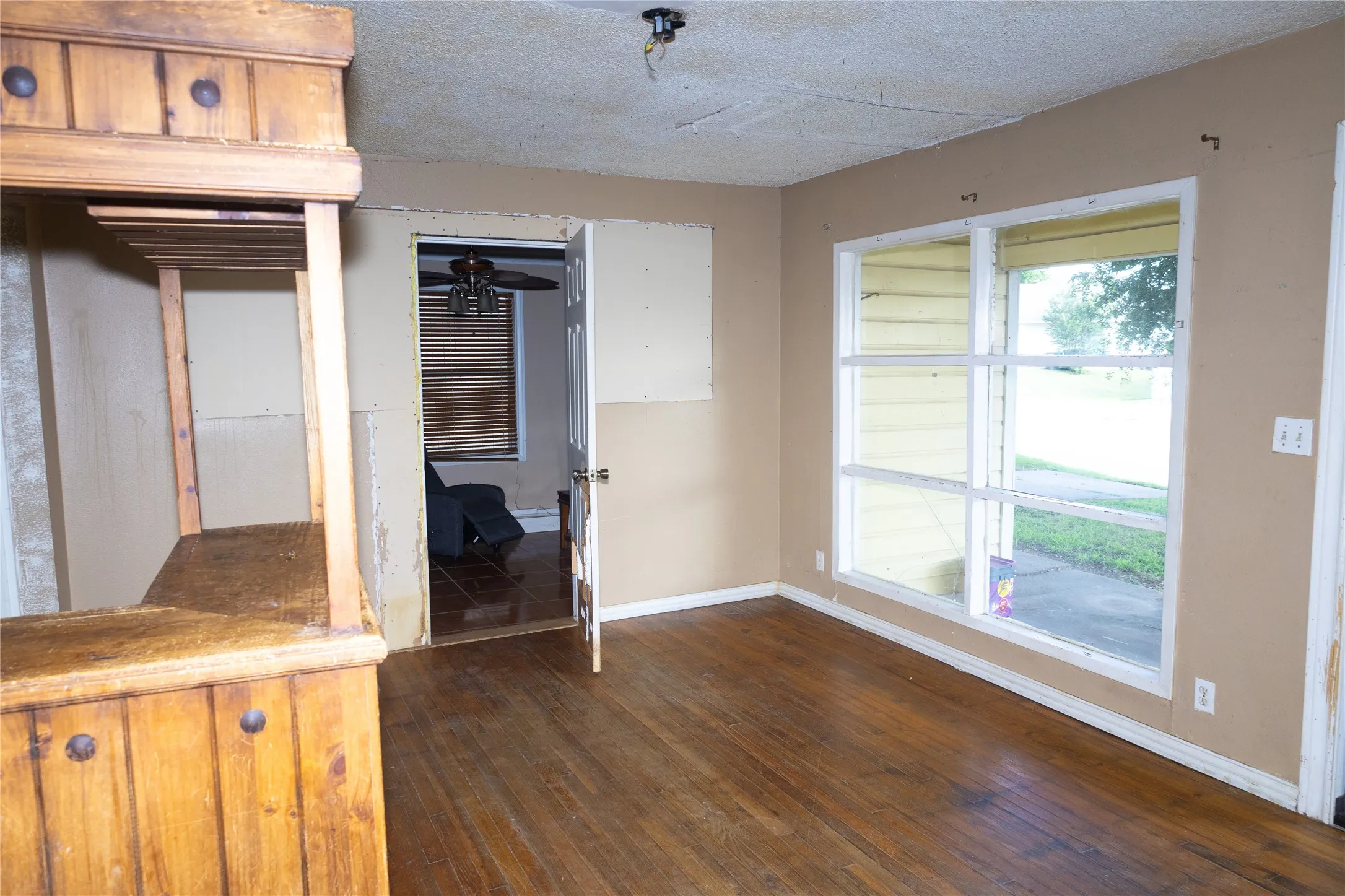 Single Family Residence For Sale in Tarrant County , 8101 Julie Avenue, Fort Worth, Texas 76116, 3 Bedroom, 2 Bathroom, Garage spaces, 1,355 Sqft, built in 1955, mls#21290438, Real Estate Agent in Fort Worth, Homes For Sale in Tarrant county, Homes For Sale in Fort Worth, Realtor in Fort Worth Texas, Real Estate Brokerage Independent Realty Texas, Luminita Cordes Realtor