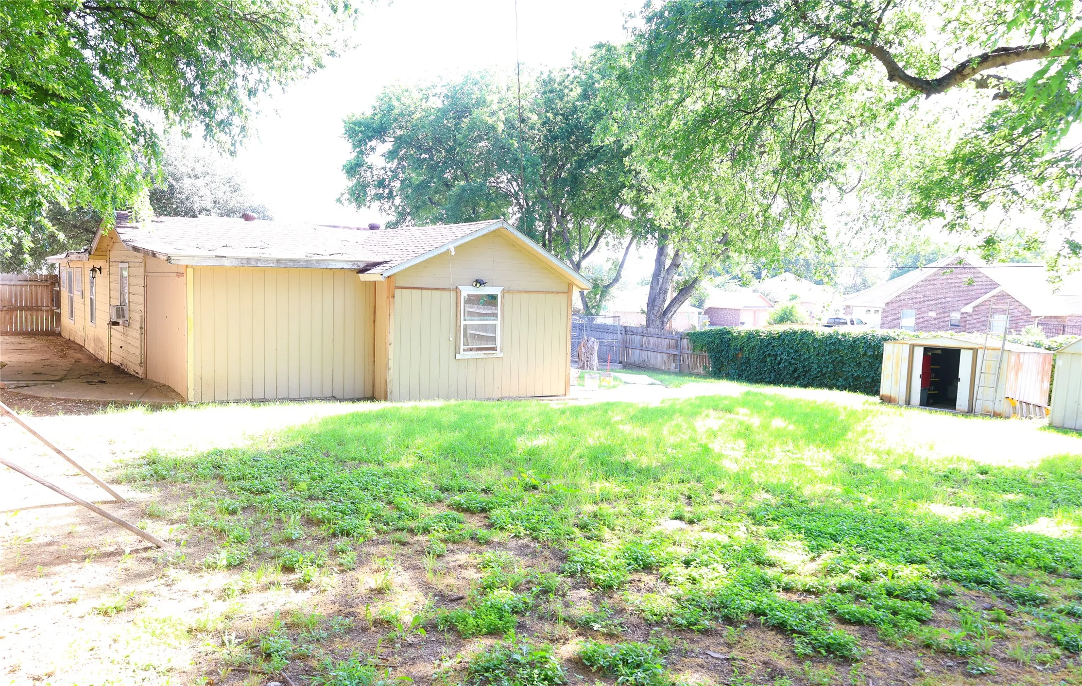 Single Family Residence For Sale in Tarrant County , 8101 Julie Avenue, Fort Worth, Texas 76116, 3 Bedroom, 2 Bathroom, Garage spaces, 1,355 Sqft, built in 1955, mls#21290438, Real Estate Agent in Fort Worth, Homes For Sale in Tarrant county, Homes For Sale in Fort Worth, Realtor in Fort Worth Texas, Real Estate Brokerage Independent Realty Texas, Luminita Cordes Realtor