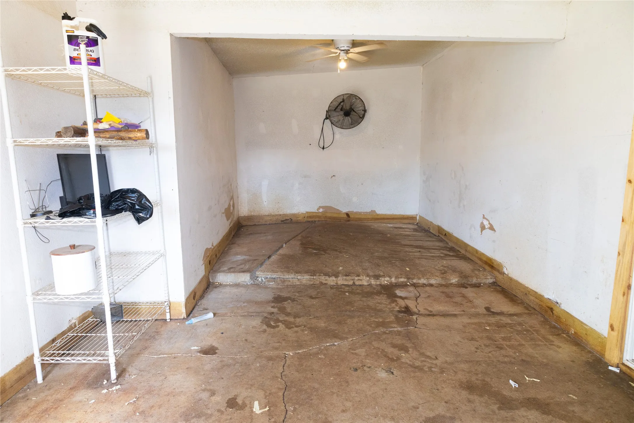 Single Family Residence For Sale in Tarrant County , 8101 Julie Avenue, Fort Worth, Texas 76116, 3 Bedroom, 2 Bathroom, Garage spaces, 1,355 Sqft, built in 1955, mls#21290438, Real Estate Agent in Fort Worth, Homes For Sale in Tarrant county, Homes For Sale in Fort Worth, Realtor in Fort Worth Texas, Real Estate Brokerage Independent Realty Texas, Luminita Cordes Realtor