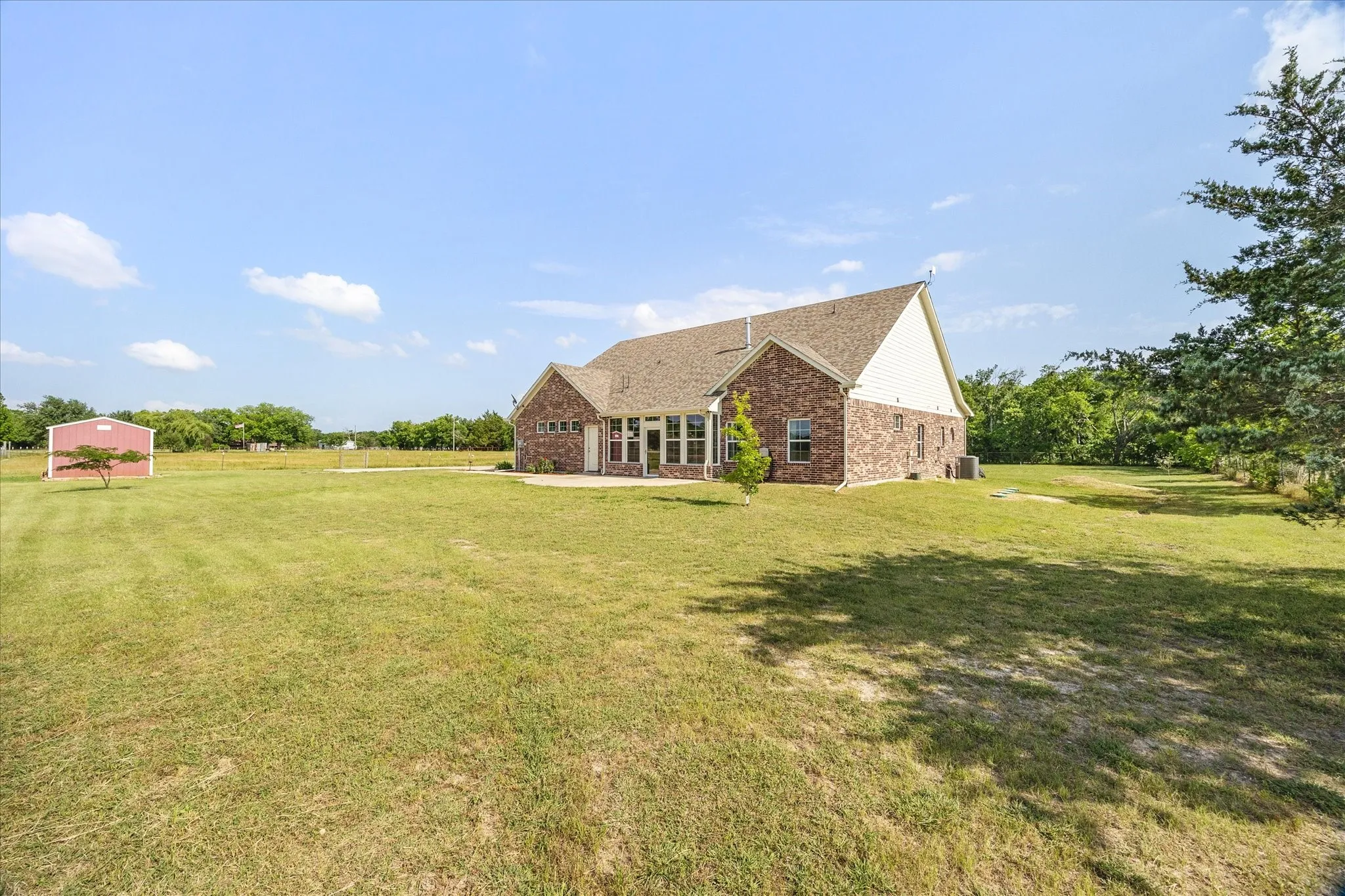 Serene country life awaits you here!