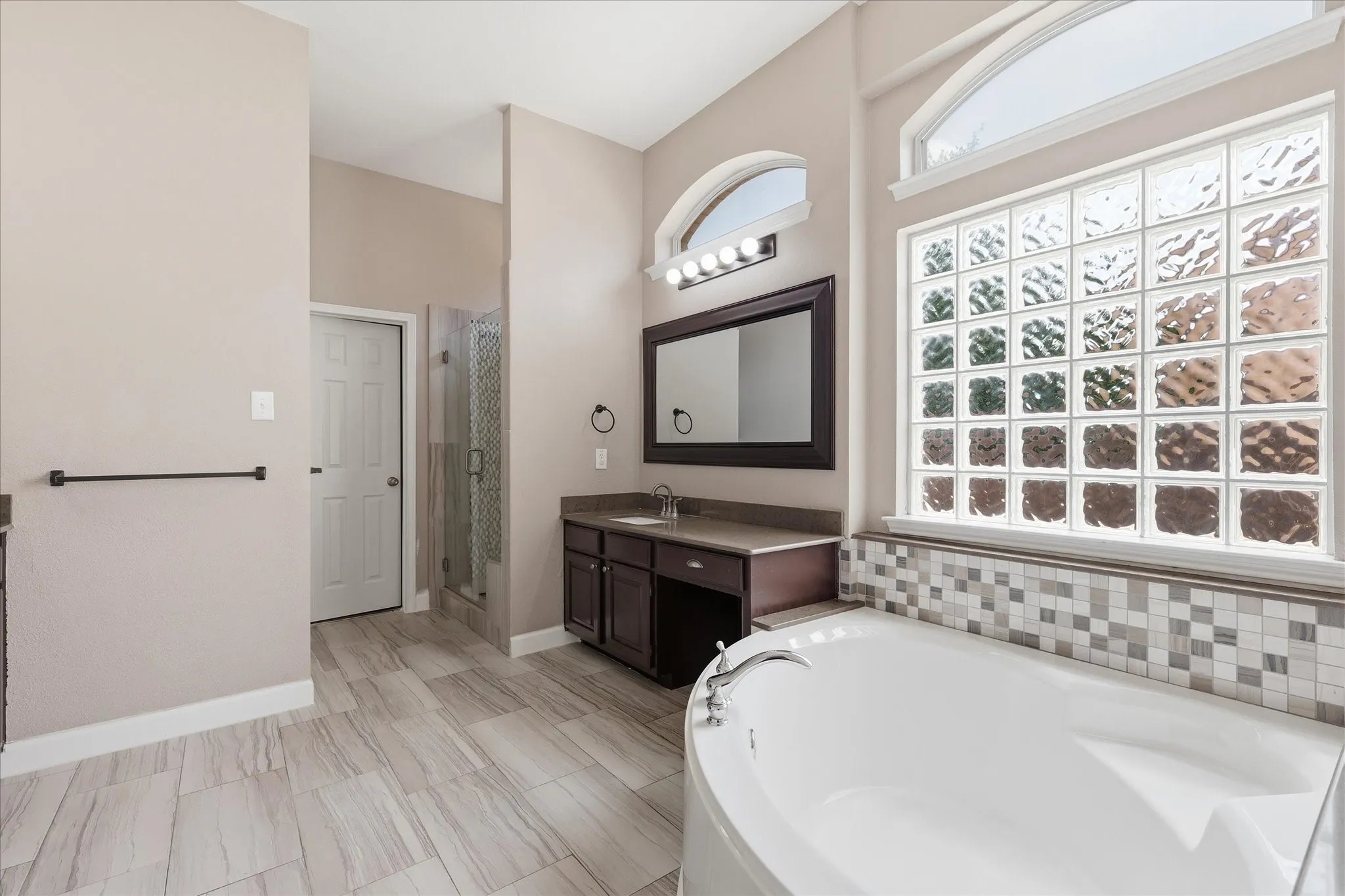 Single Family Residence For Sale in Tarrant County , 8412 Island Court, Fort Worth, Texas 76137, 5 Bedroom, 4 Bathroom, 2 Garage spaces, 3,846 Sqft, built in 2001, mls#21291422, Real Estate Agent in Fort Worth, Homes For Sale in Tarrant county, Homes For Sale in Fort Worth, Realtor in Fort Worth Texas, Real Estate Brokerage Independent Realty Texas, Luminita Cordes Realtor