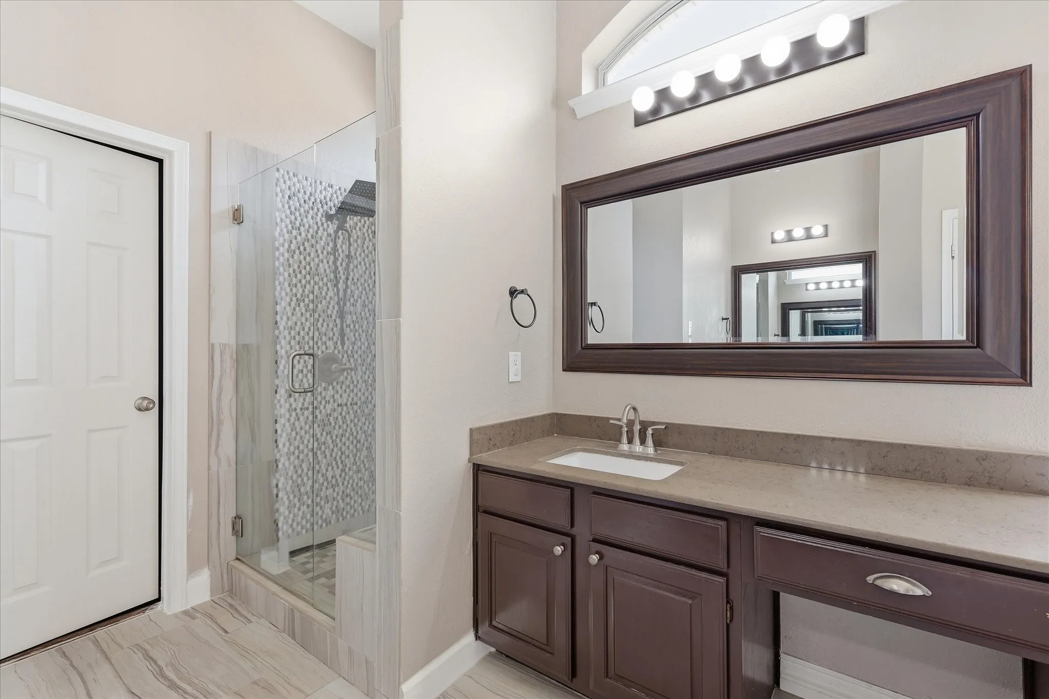 Single Family Residence For Sale in Tarrant County , 8412 Island Court, Fort Worth, Texas 76137, 5 Bedroom, 4 Bathroom, 2 Garage spaces, 3,846 Sqft, built in 2001, mls#21291422, Real Estate Agent in Fort Worth, Homes For Sale in Tarrant county, Homes For Sale in Fort Worth, Realtor in Fort Worth Texas, Real Estate Brokerage Independent Realty Texas, Luminita Cordes Realtor