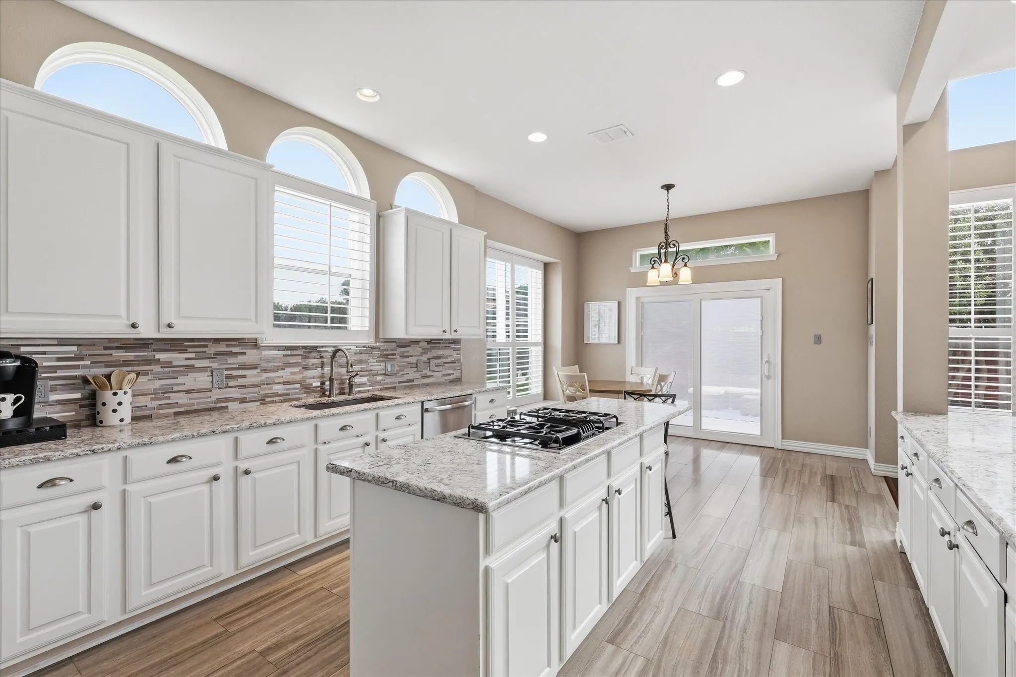 Single Family Residence For Sale in Tarrant County , 8412 Island Court, Fort Worth, Texas 76137, 5 Bedroom, 4 Bathroom, 2 Garage spaces, 3,846 Sqft, built in 2001, mls#21291422, Real Estate Agent in Fort Worth, Homes For Sale in Tarrant county, Homes For Sale in Fort Worth, Realtor in Fort Worth Texas, Real Estate Brokerage Independent Realty Texas, Luminita Cordes Realtor