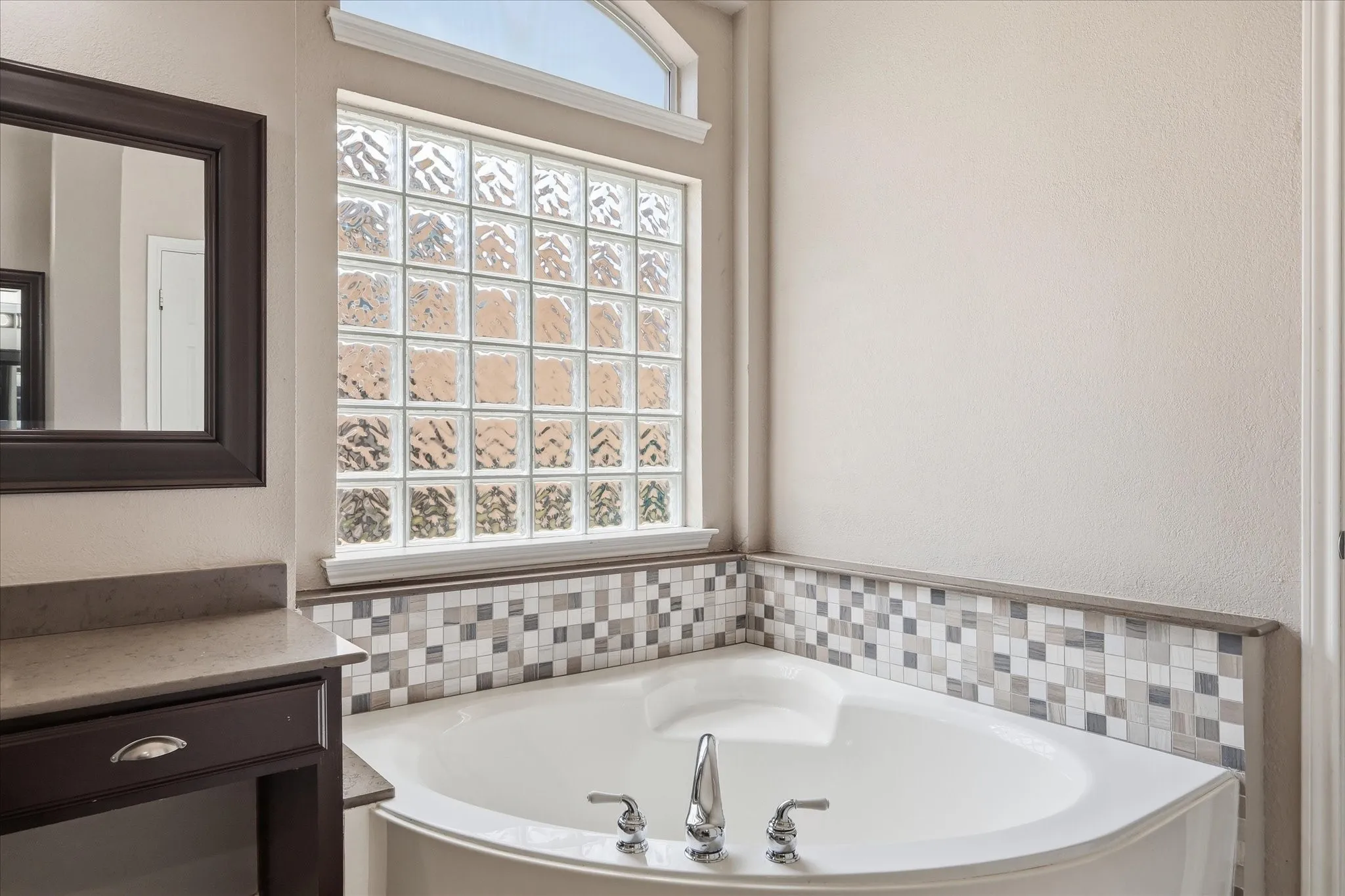 Single Family Residence For Sale in Tarrant County , 8412 Island Court, Fort Worth, Texas 76137, 5 Bedroom, 4 Bathroom, 2 Garage spaces, 3,846 Sqft, built in 2001, mls#21291422, Real Estate Agent in Fort Worth, Homes For Sale in Tarrant county, Homes For Sale in Fort Worth, Realtor in Fort Worth Texas, Real Estate Brokerage Independent Realty Texas, Luminita Cordes Realtor