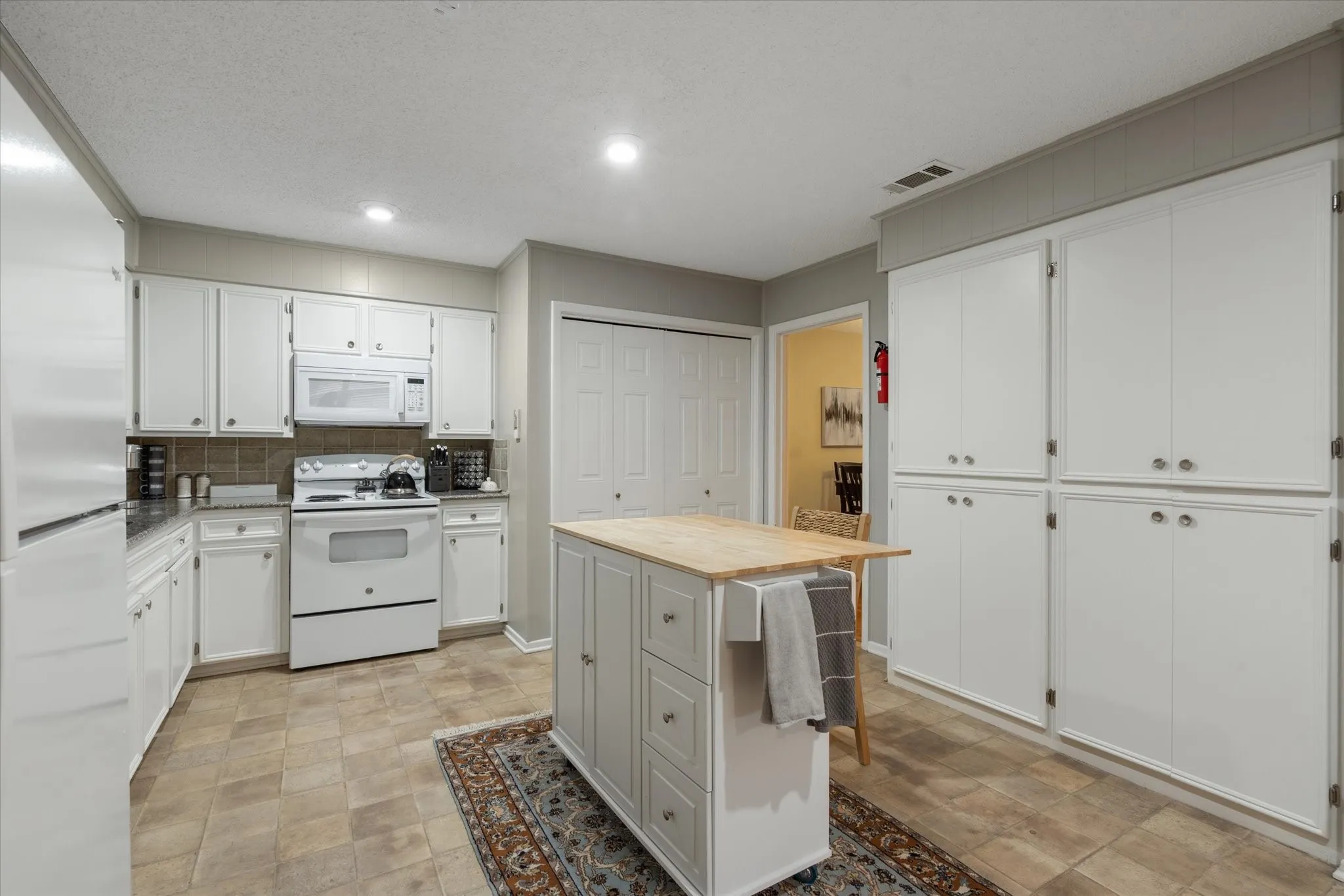 Duplex For Sale in Tarrant County , 5308 South Drive, Fort Worth, Texas 76132, 6 Bedroom, 4 Bathroom, 2 Garage spaces, 0 Sqft, built in 1970, mls#21289613, Real Estate Agent in Fort Worth, Homes For Sale in Tarrant county, Homes For Sale in Fort Worth, Realtor in Fort Worth Texas, Real Estate Brokerage Independent Realty Texas, Luminita Cordes Realtor