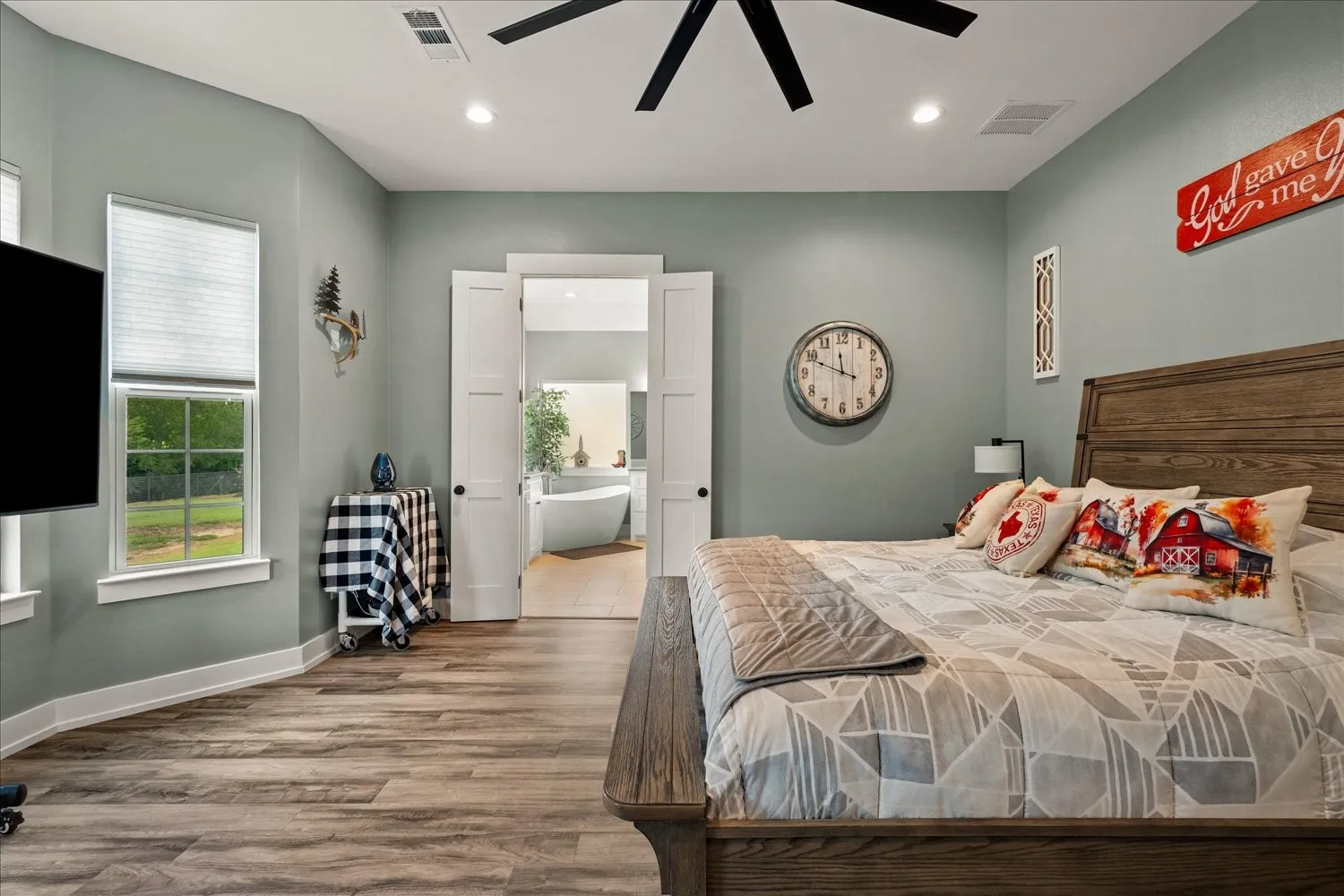 Bedroom featuring wood-finish flooring, recessed lighting, and a ceiling fan