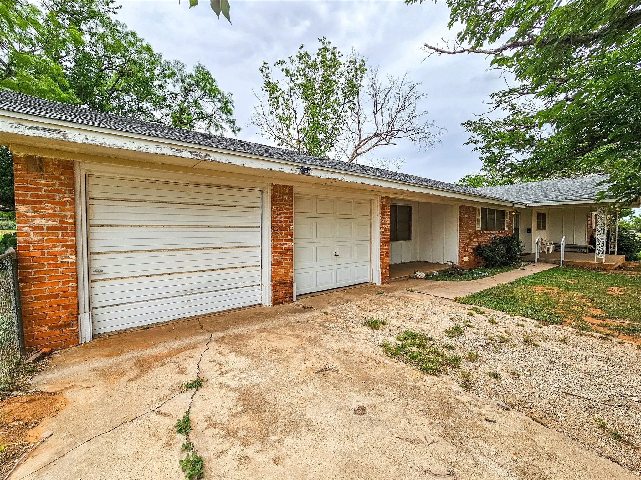 Single Family Residence For Sale in Nolan County , 1002 Ridgecrest Street, Sweetwater, Texas 79556, 3 Bedroom, 2 Bathroom, 2 Garage spaces, 1,745 Sqft, built in 1990, mls#21291179, Real Estate Agent in Sweetwater, Homes For Sale in Nolan county, Homes For Sale in Sweetwater, Realtor in Sweetwater Texas, Real Estate Brokerage Independent Realty Texas, Luminita Cordes Realtor