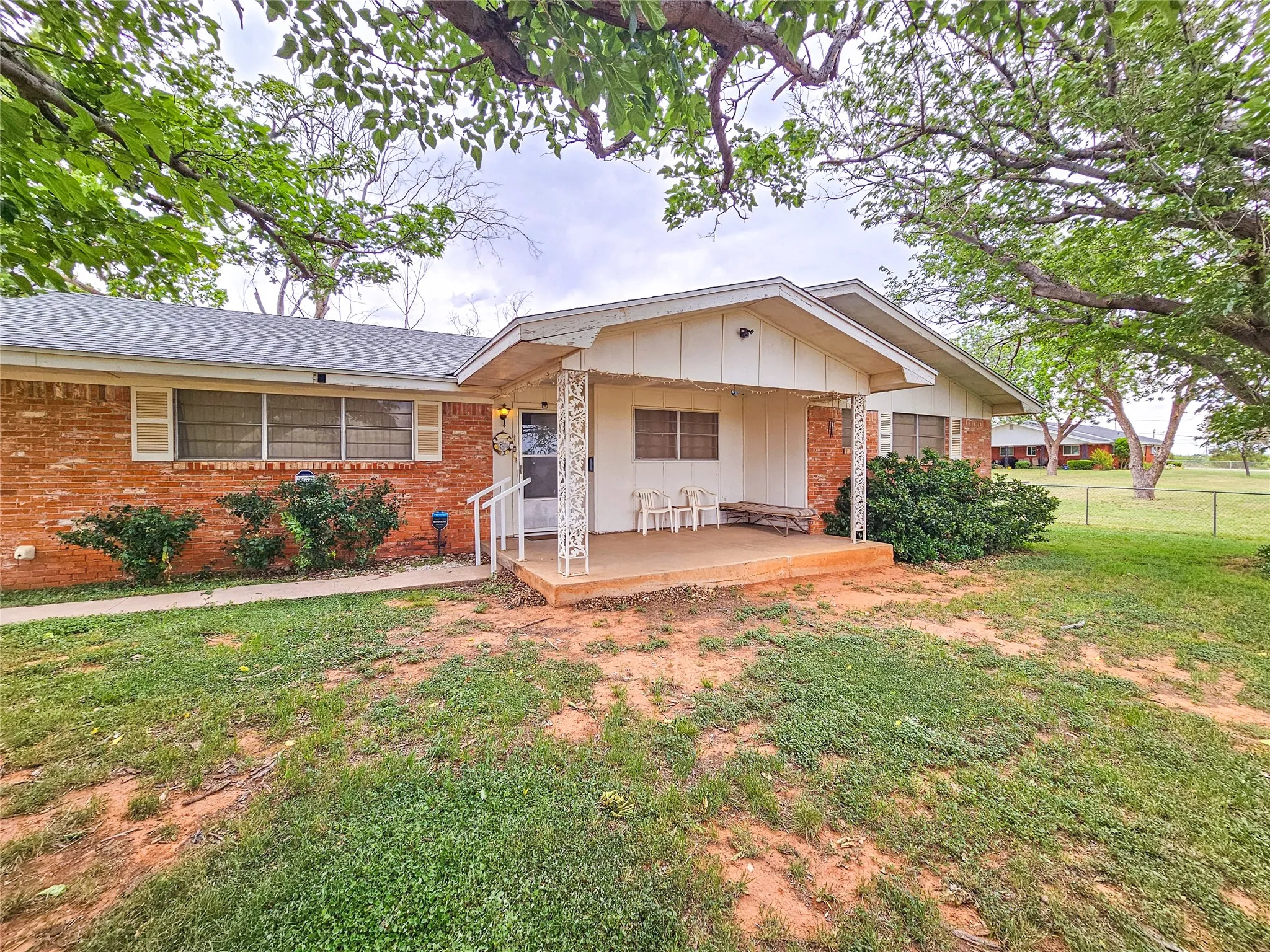 Single Family Residence For Sale in Nolan County , 1002 Ridgecrest Street, Sweetwater, Texas 79556, 3 Bedroom, 2 Bathroom, 2 Garage spaces, 1,745 Sqft, built in 1990, mls#21291179, Real Estate Agent in Sweetwater, Homes For Sale in Nolan county, Homes For Sale in Sweetwater, Realtor in Sweetwater Texas, Real Estate Brokerage Independent Realty Texas, Luminita Cordes Realtor