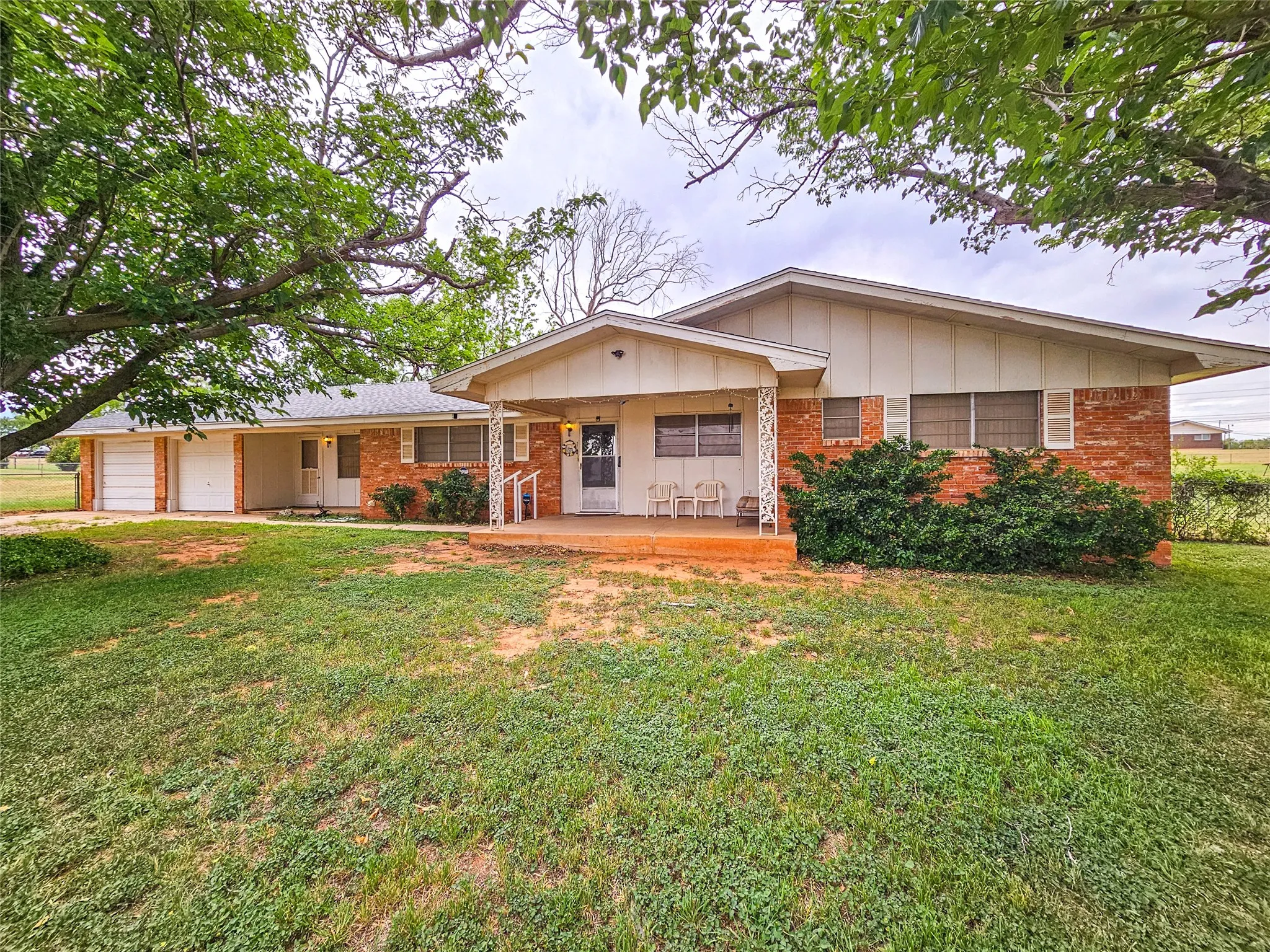 Single Family Residence For Sale in Nolan County , 1002 Ridgecrest Street, Sweetwater, Texas 79556, 3 Bedroom, 2 Bathroom, 2 Garage spaces, 1,745 Sqft, built in 1990, mls#21291179, Real Estate Agent in Sweetwater, Homes For Sale in Nolan county, Homes For Sale in Sweetwater, Realtor in Sweetwater Texas, Real Estate Brokerage Independent Realty Texas, Luminita Cordes Realtor