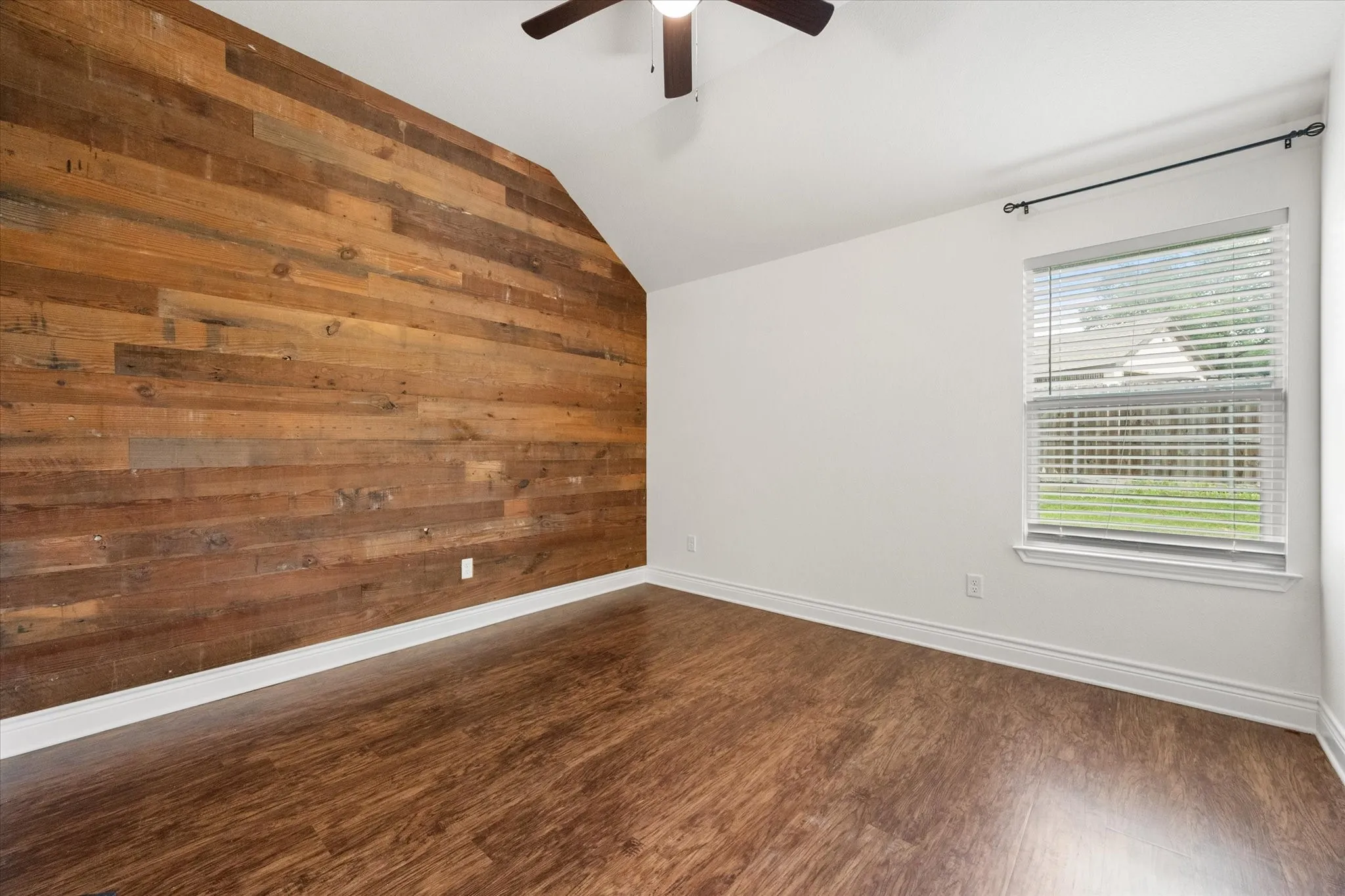 Single Family Residence For Sale in Hood County , 2514 San Gabriel Drive, Granbury, Texas 76048, 3 Bedroom, 2 Bathroom, 2 Garage spaces, 1,478 Sqft, built in 2021, mls#21291689, Real Estate Agent in Granbury, Homes For Sale in Hood county, Homes For Sale in Granbury, Realtor in Granbury Texas, Real Estate Brokerage Independent Realty Texas, Luminita Cordes Realtor