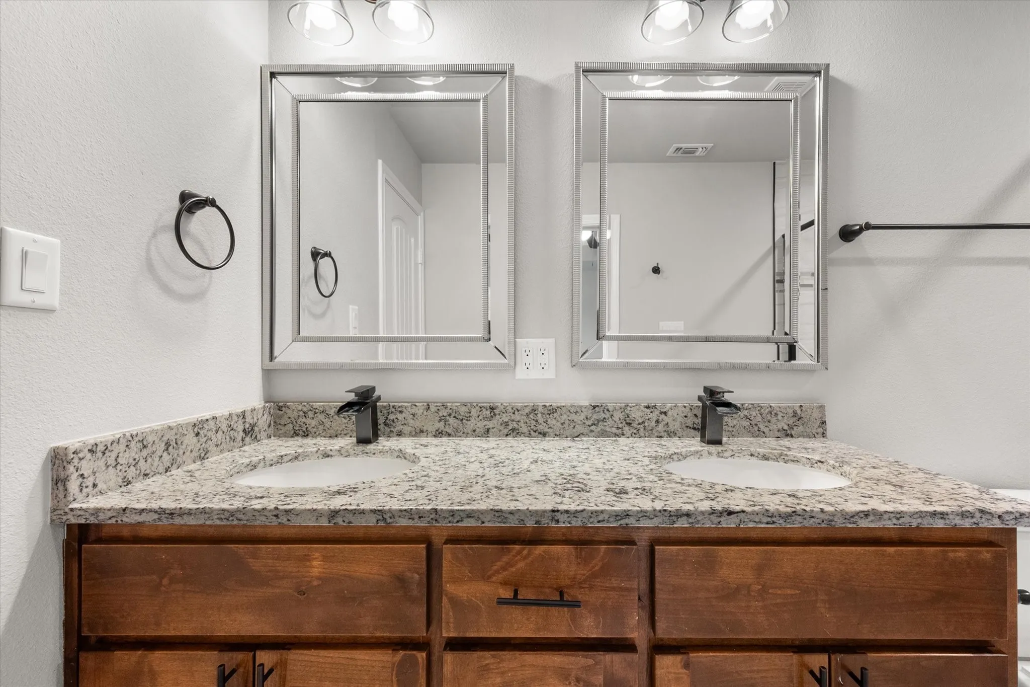 Single Family Residence For Sale in Hood County , 2514 San Gabriel Drive, Granbury, Texas 76048, 3 Bedroom, 2 Bathroom, 2 Garage spaces, 1,478 Sqft, built in 2021, mls#21291689, Real Estate Agent in Granbury, Homes For Sale in Hood county, Homes For Sale in Granbury, Realtor in Granbury Texas, Real Estate Brokerage Independent Realty Texas, Luminita Cordes Realtor