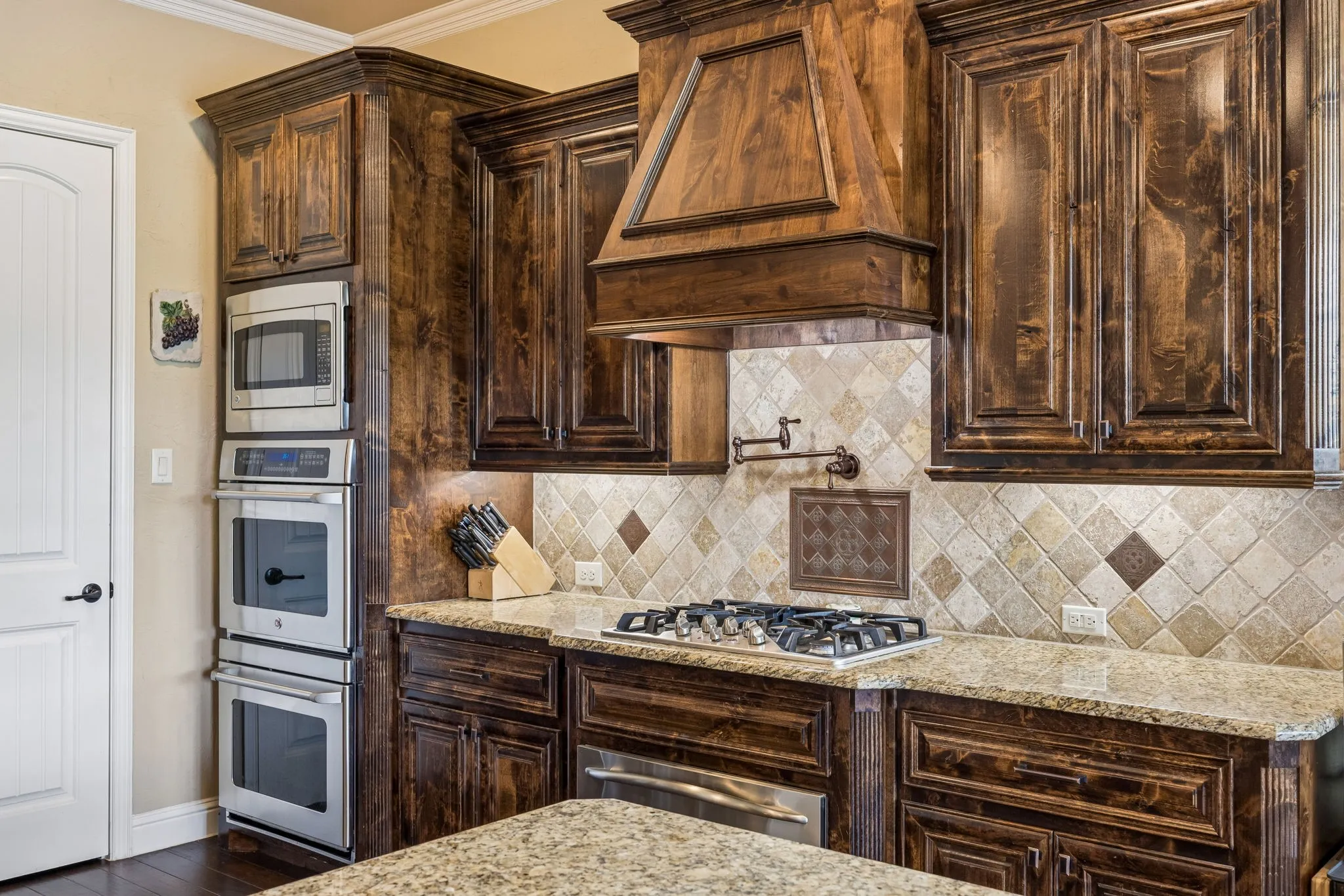 Single Family Residence For Sale in Tarrant County , 6008 The Resort Boulevard, Fort Worth, Texas 76179, 5 Bedroom, 5 Bathroom, 3 Garage spaces, 3,769 Sqft, built in 2012, mls#21291056, Real Estate Agent in Fort Worth, Homes For Sale in Tarrant county, Homes For Sale in Fort Worth, Realtor in Fort Worth Texas, Real Estate Brokerage Independent Realty Texas, Luminita Cordes Realtor