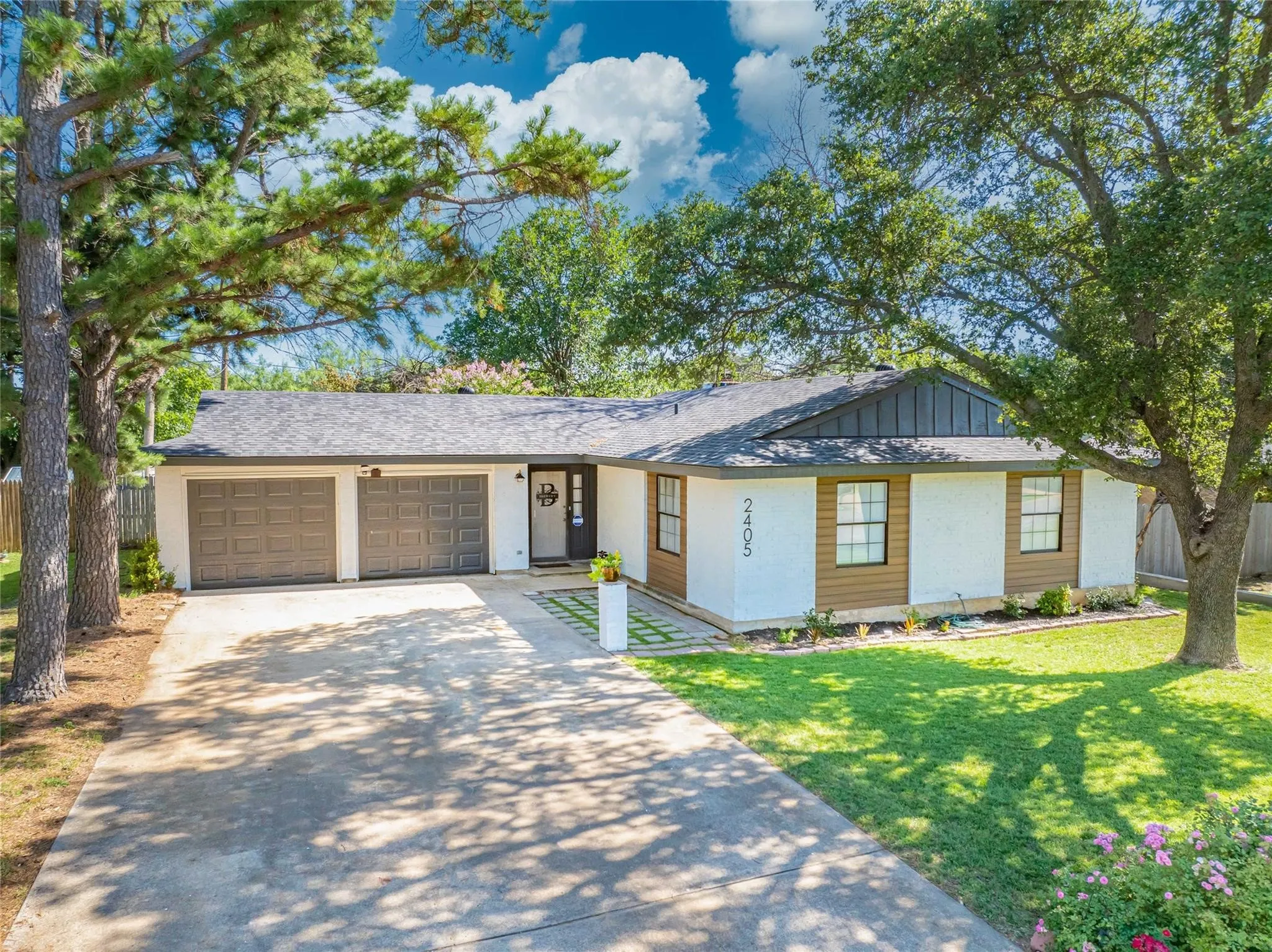 Single Family Residence For Sale in Stephens County , 2405 Sha Lane, Breckenridge, Texas 76424, 3 Bedrooms, 2 Bathrooms, 2 Garage spaces, 1,352 Sqft, built in 1978, Price $185,000, mls#21267462, Real Estate Agent in Breckenridge, Homes For Sale in Stephens county, Homes For Sale in Breckenridge, Realtor in Breckenridge Texas, Real Estate Brokerage Independent Realty Texas, Luminita Cordes Realtor