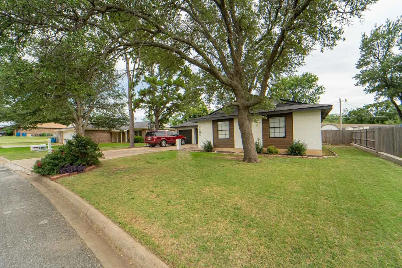 Single Family Residence For Sale in Stephens County , 2405 Sha Lane, Breckenridge, Texas 76424, 3 Bedrooms, 2 Bathrooms, 2 Garage spaces, 1,352 Sqft, built in 1978, Price $185,000, mls#21267462, Real Estate Agent in Breckenridge, Homes For Sale in Stephens county, Homes For Sale in Breckenridge, Realtor in Breckenridge Texas, Real Estate Brokerage Independent Realty Texas, Luminita Cordes Realtor