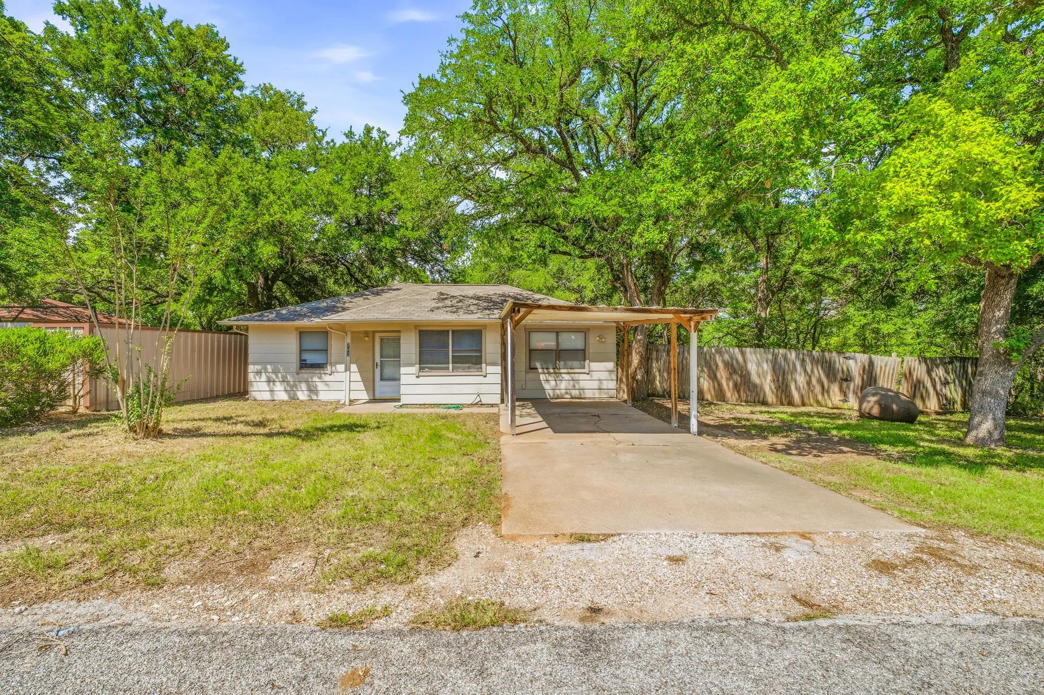 Single Family Residence For Sale in Erath County , 702 S Jackson Street, Stephenville, Texas 76401, 4 Bedrooms, 1 Bathroom, Garage spaces, 1,516 Sqft, built in 1983, Price $225,000, mls#21291705, Real Estate Agent in Stephenville, Homes For Sale in Erath county, Homes For Sale in Stephenville, Realtor in Stephenville Texas, Real Estate Brokerage Independent Realty Texas, Luminita Cordes Realtor