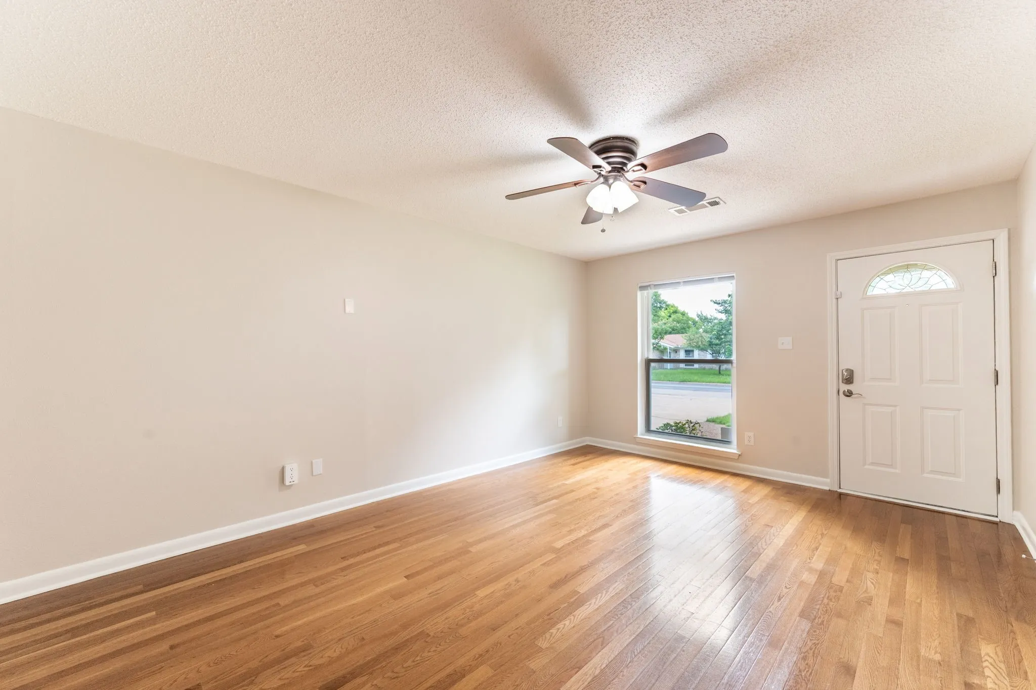 Single Family Residence For Sale in Dallas County , 1213 Trellis Drive, Garland, Texas 75040, 3 Bedroom, 2 Bathroom, Garage spaces, 1,420 Sqft, built in 1965, mls#21291673, Real Estate Agent in Garland, Homes For Sale in Dallas county, Homes For Sale in Garland, Realtor in Garland Texas, Real Estate Brokerage Independent Realty Texas, Luminita Cordes Realtor