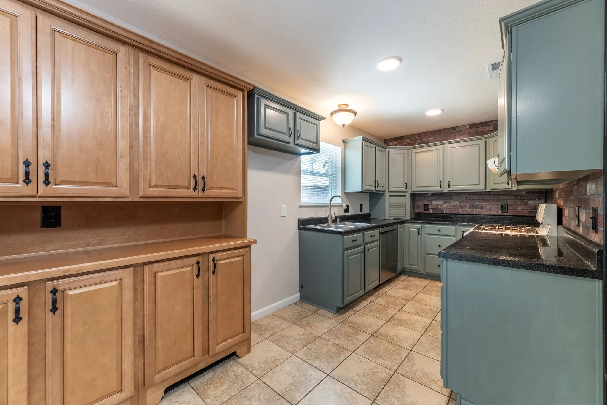 Single Family Residence For Sale in Dallas County , 1213 Trellis Drive, Garland, Texas 75040, 3 Bedroom, 2 Bathroom, Garage spaces, 1,420 Sqft, built in 1965, mls#21291673, Real Estate Agent in Garland, Homes For Sale in Dallas county, Homes For Sale in Garland, Realtor in Garland Texas, Real Estate Brokerage Independent Realty Texas, Luminita Cordes Realtor