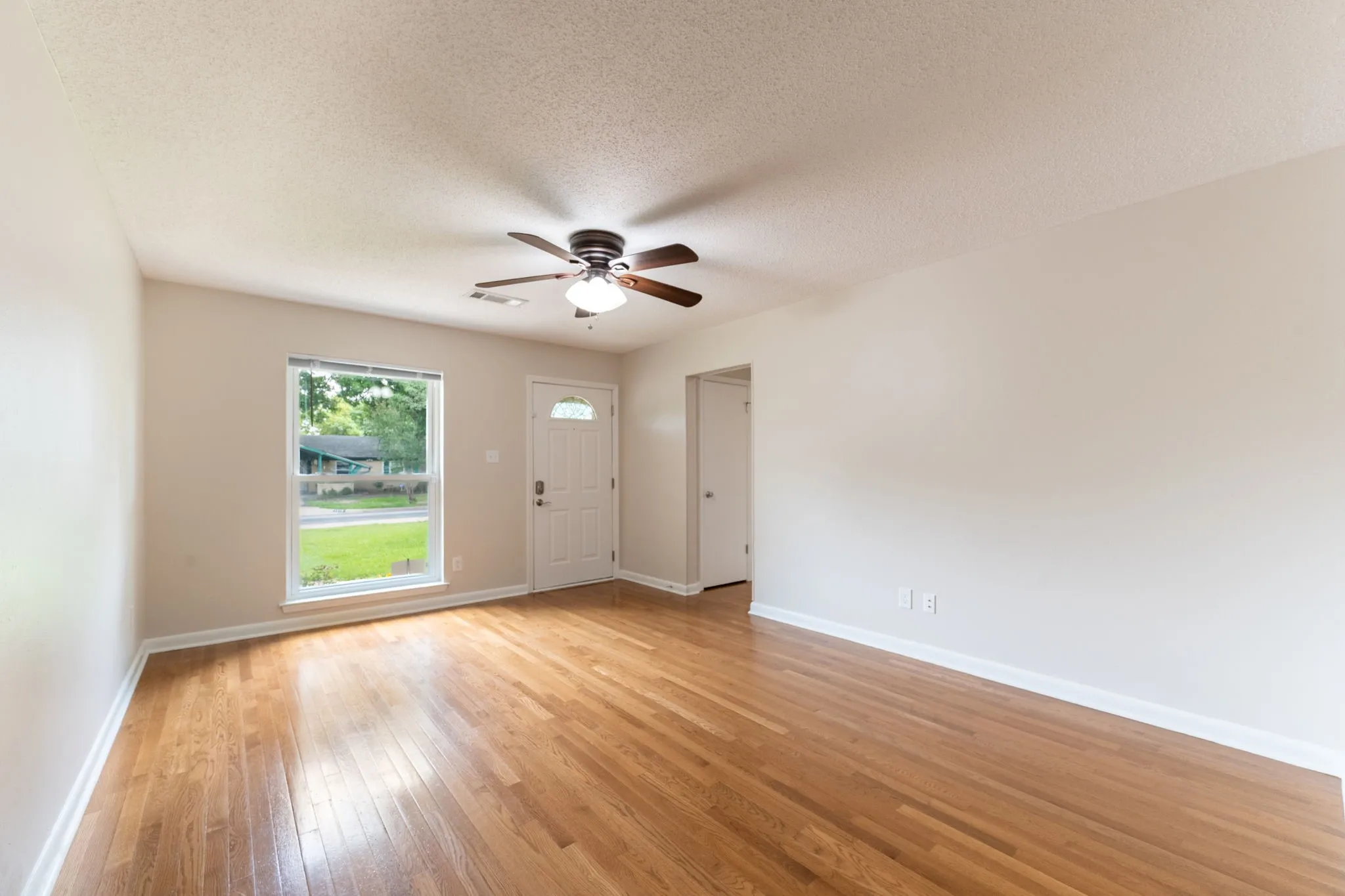 Single Family Residence For Sale in Dallas County , 1213 Trellis Drive, Garland, Texas 75040, 3 Bedroom, 2 Bathroom, Garage spaces, 1,420 Sqft, built in 1965, mls#21291673, Real Estate Agent in Garland, Homes For Sale in Dallas county, Homes For Sale in Garland, Realtor in Garland Texas, Real Estate Brokerage Independent Realty Texas, Luminita Cordes Realtor