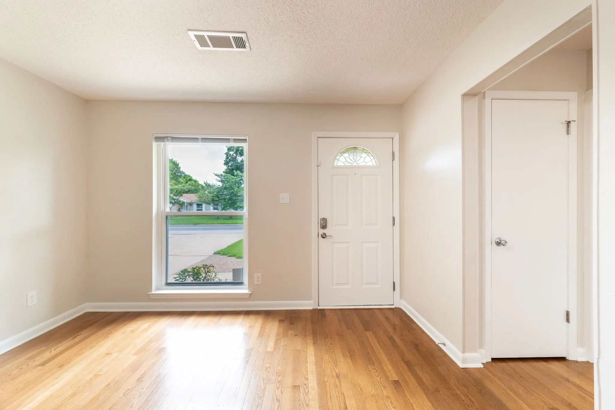 Single Family Residence For Sale in Dallas County , 1213 Trellis Drive, Garland, Texas 75040, 3 Bedroom, 2 Bathroom, Garage spaces, 1,420 Sqft, built in 1965, mls#21291673, Real Estate Agent in Garland, Homes For Sale in Dallas county, Homes For Sale in Garland, Realtor in Garland Texas, Real Estate Brokerage Independent Realty Texas, Luminita Cordes Realtor