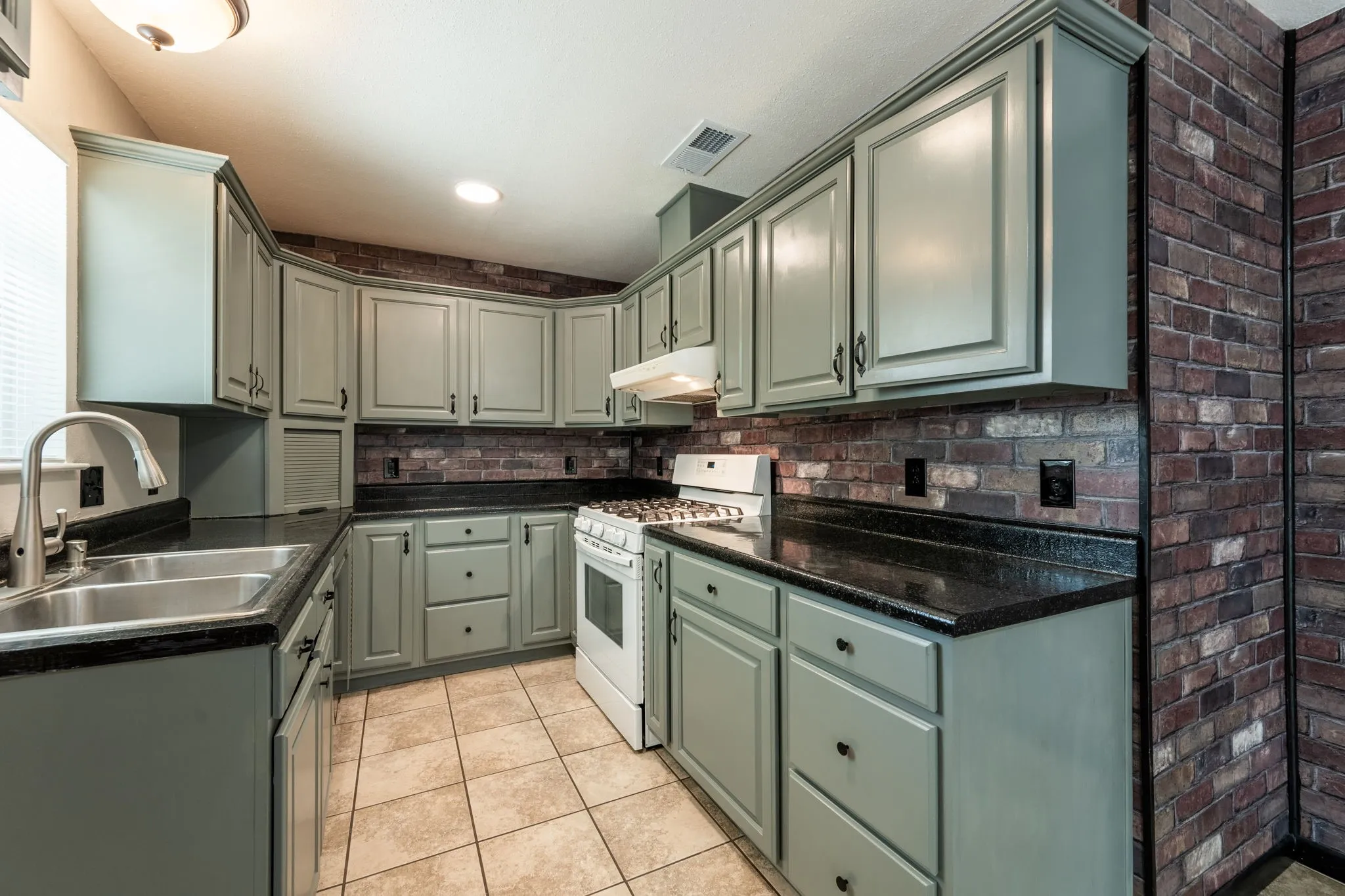 Single Family Residence For Sale in Dallas County , 1213 Trellis Drive, Garland, Texas 75040, 3 Bedroom, 2 Bathroom, Garage spaces, 1,420 Sqft, built in 1965, mls#21291673, Real Estate Agent in Garland, Homes For Sale in Dallas county, Homes For Sale in Garland, Realtor in Garland Texas, Real Estate Brokerage Independent Realty Texas, Luminita Cordes Realtor