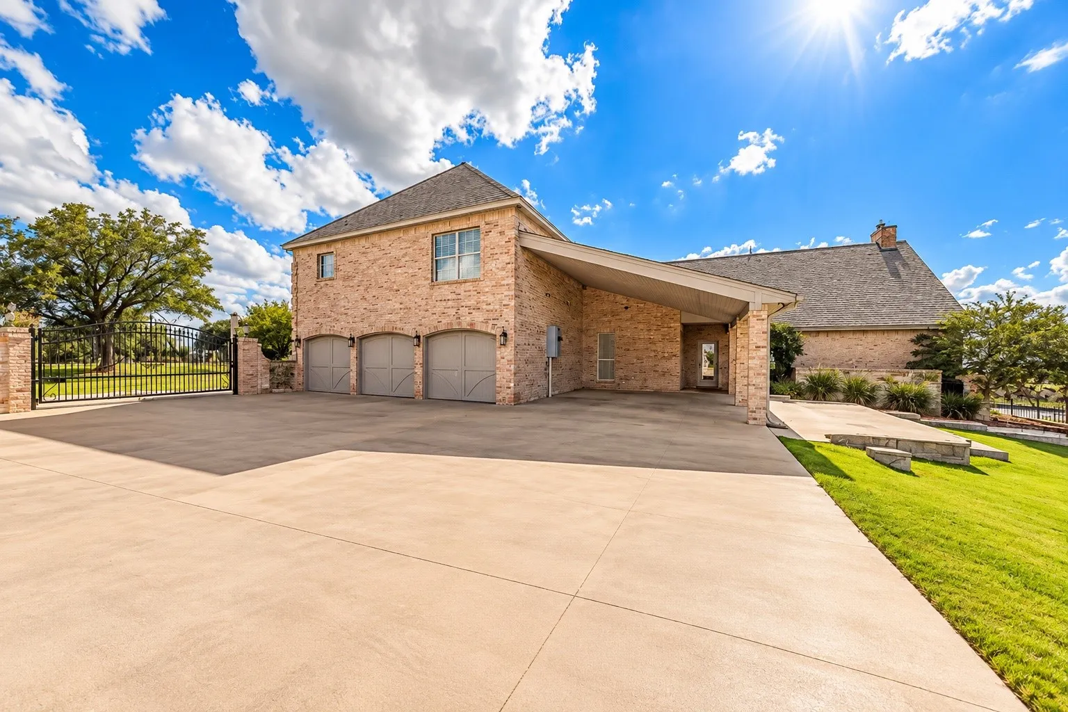 Single Family Residence For Sale in Parker County , 113 Club House Drive, Weatherford, Texas 76087, 6 Bedroom, 5 Bathroom, 7 Garage spaces, 6,820 Sqft, built in 1998, mls#21291753, Real Estate Agent in Weatherford, Homes For Sale in Parker county, Homes For Sale in Weatherford, Realtor in Weatherford Texas, Real Estate Brokerage Independent Realty Texas, Luminita Cordes Realtor