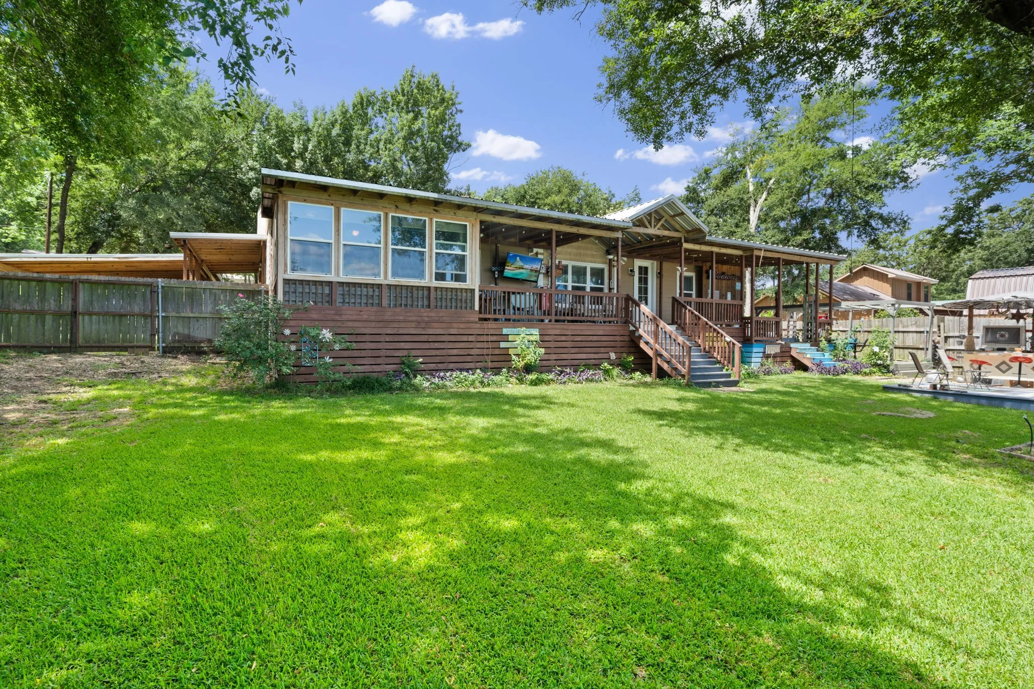 Mobile Home For Sale in Henderson County , 18390 Pine Drive, Eustace, Texas 75124, 3 Bedroom, 2 Bathroom, Garage spaces, 1,740 Sqft, built in 2018, mls#21280816, Real Estate Agent in Eustace, Homes For Sale in Henderson county, Homes For Sale in Eustace, Realtor in Eustace Texas, Real Estate Brokerage Independent Realty Texas, Luminita Cordes Realtor