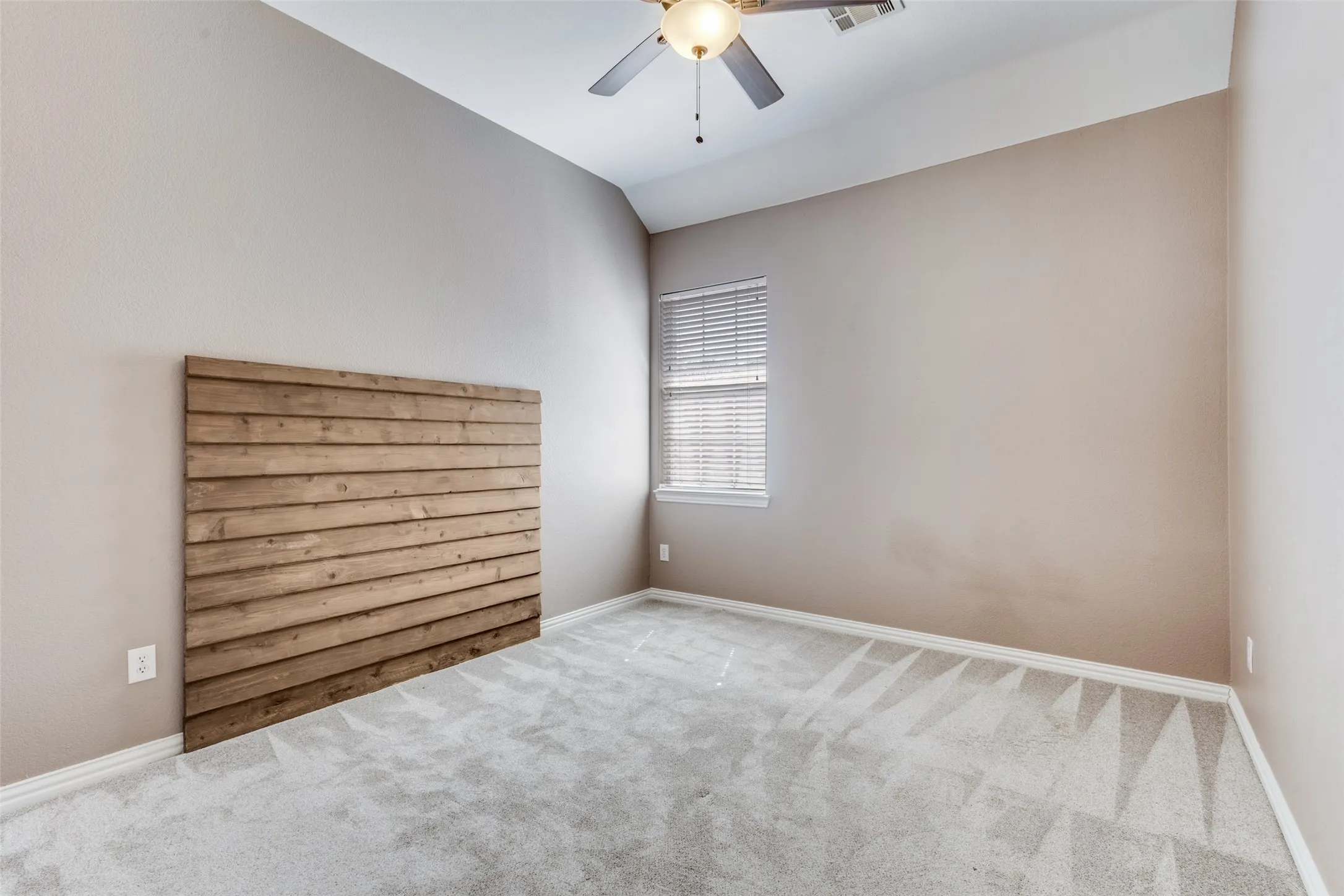 Upstairs room with ceiling fan, light carpet, and vaulted ceiling, creating a versatile space that can function as a bedroom, bonus room, media retreat, children’s hangout, or flexible living area in this larger McKinney home for sale with excellent square footage and a highly desirable North Texas location.