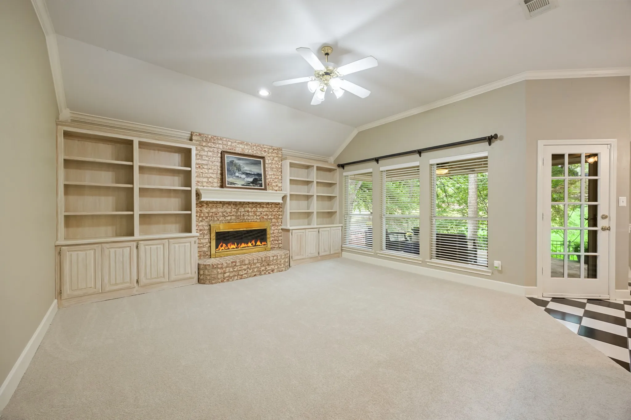 Single Family Residence For Sale in Rockwall County , 5504 Yacht Club Drive, Rockwall, Texas 75032, 3 Bedroom, 2 Bathroom, 2 Garage spaces, 2,103 Sqft, built in 1990, mls#21291711, Real Estate Agent in Rockwall, Homes For Sale in Rockwall county, Homes For Sale in Rockwall, Realtor in Rockwall Texas, Real Estate Brokerage Independent Realty Texas, Luminita Cordes Realtor