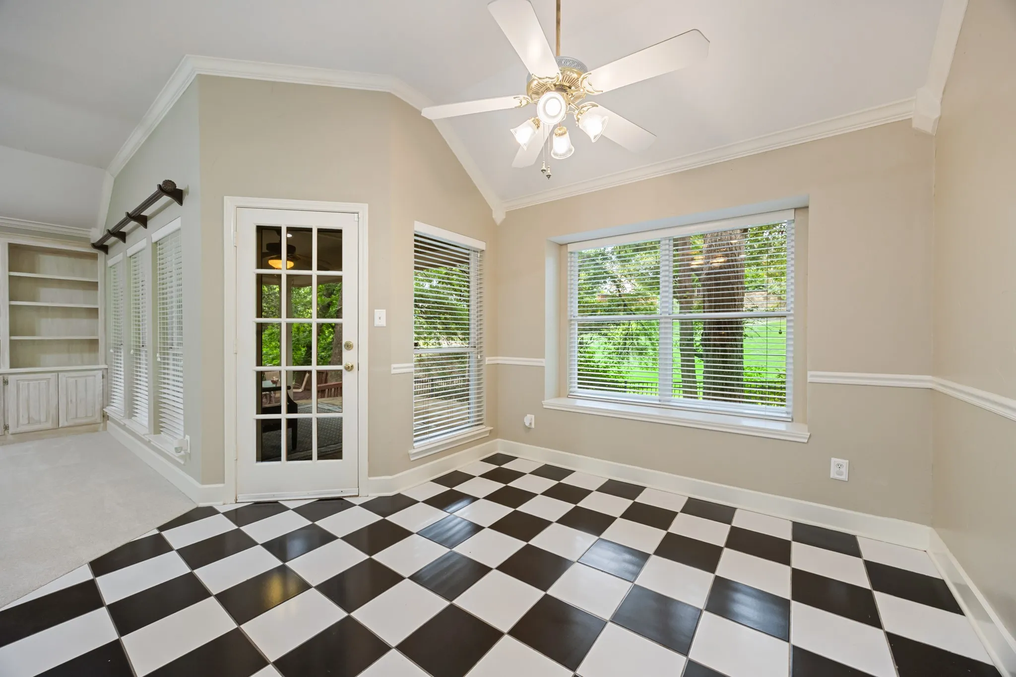 Single Family Residence For Sale in Rockwall County , 5504 Yacht Club Drive, Rockwall, Texas 75032, 3 Bedroom, 2 Bathroom, 2 Garage spaces, 2,103 Sqft, built in 1990, mls#21291711, Real Estate Agent in Rockwall, Homes For Sale in Rockwall county, Homes For Sale in Rockwall, Realtor in Rockwall Texas, Real Estate Brokerage Independent Realty Texas, Luminita Cordes Realtor