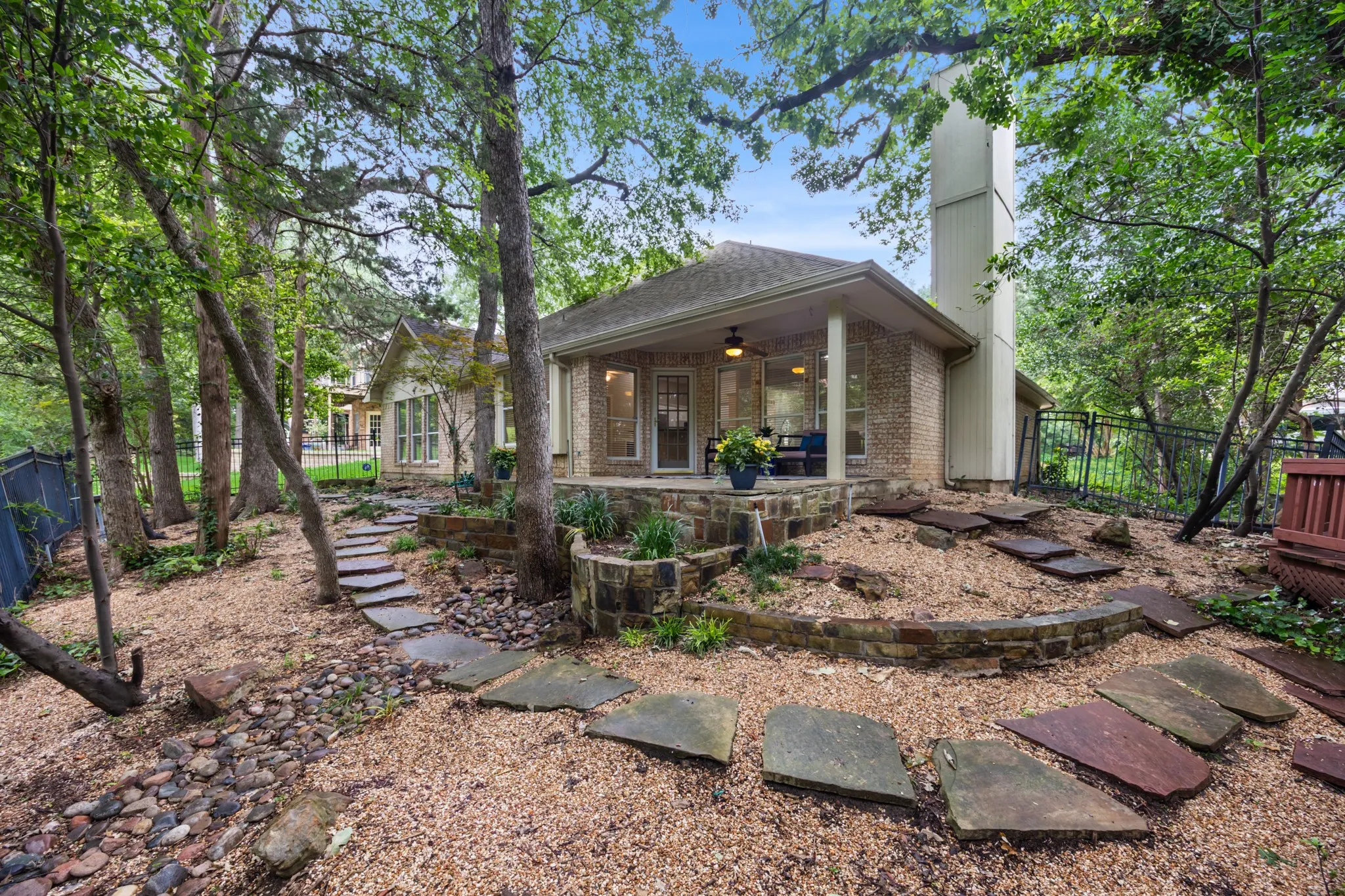 Single Family Residence For Sale in Rockwall County , 5504 Yacht Club Drive, Rockwall, Texas 75032, 3 Bedroom, 2 Bathroom, 2 Garage spaces, 2,103 Sqft, built in 1990, mls#21291711, Real Estate Agent in Rockwall, Homes For Sale in Rockwall county, Homes For Sale in Rockwall, Realtor in Rockwall Texas, Real Estate Brokerage Independent Realty Texas, Luminita Cordes Realtor