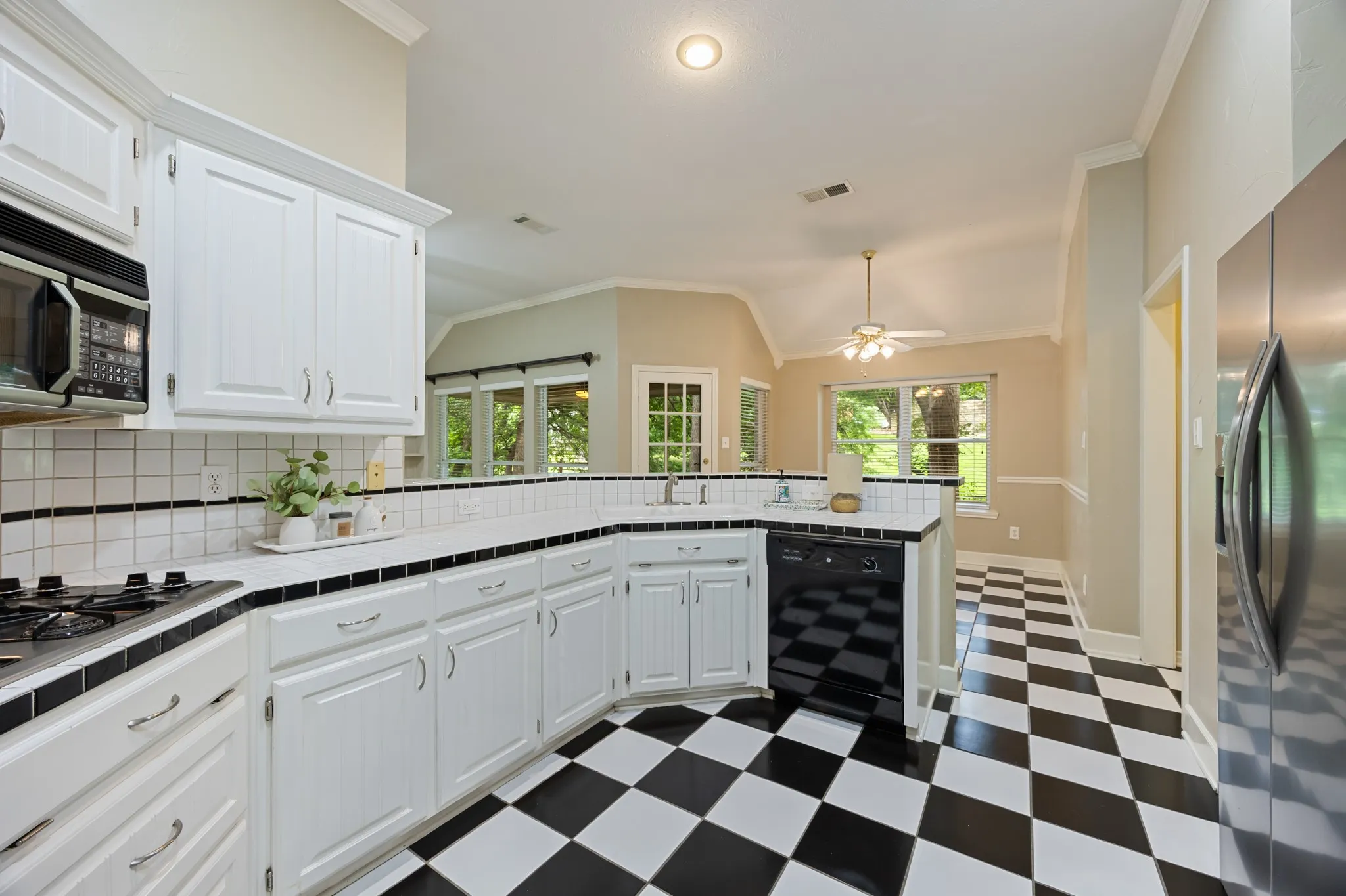 Single Family Residence For Sale in Rockwall County , 5504 Yacht Club Drive, Rockwall, Texas 75032, 3 Bedroom, 2 Bathroom, 2 Garage spaces, 2,103 Sqft, built in 1990, mls#21291711, Real Estate Agent in Rockwall, Homes For Sale in Rockwall county, Homes For Sale in Rockwall, Realtor in Rockwall Texas, Real Estate Brokerage Independent Realty Texas, Luminita Cordes Realtor