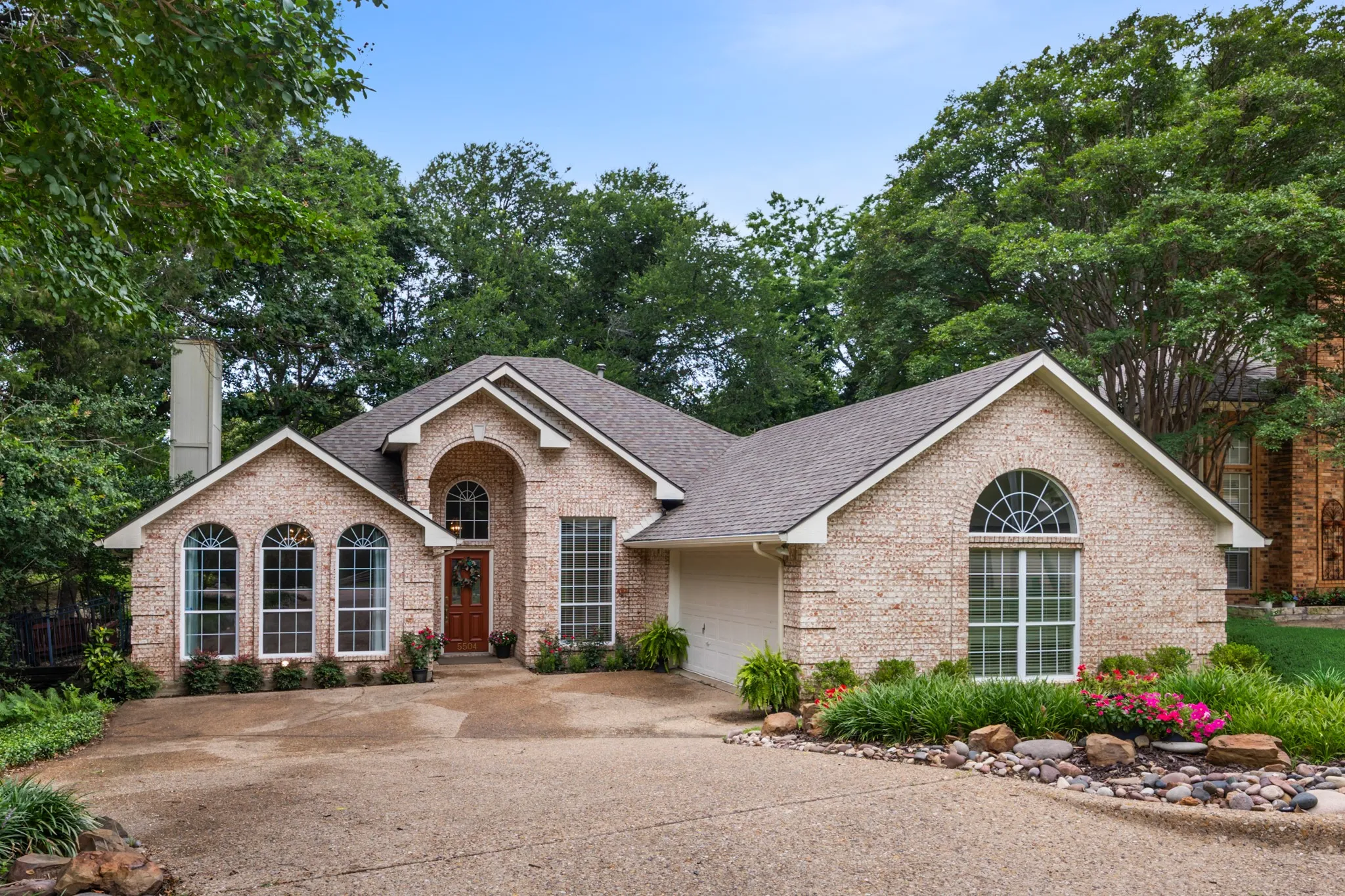 Single Family Residence For Sale in Rockwall County , 5504 Yacht Club Drive, Rockwall, Texas 75032, 3 Bedroom, 2 Bathroom, 2 Garage spaces, 2,103 Sqft, built in 1990, mls#21291711, Real Estate Agent in Rockwall, Homes For Sale in Rockwall county, Homes For Sale in Rockwall, Realtor in Rockwall Texas, Real Estate Brokerage Independent Realty Texas, Luminita Cordes Realtor
