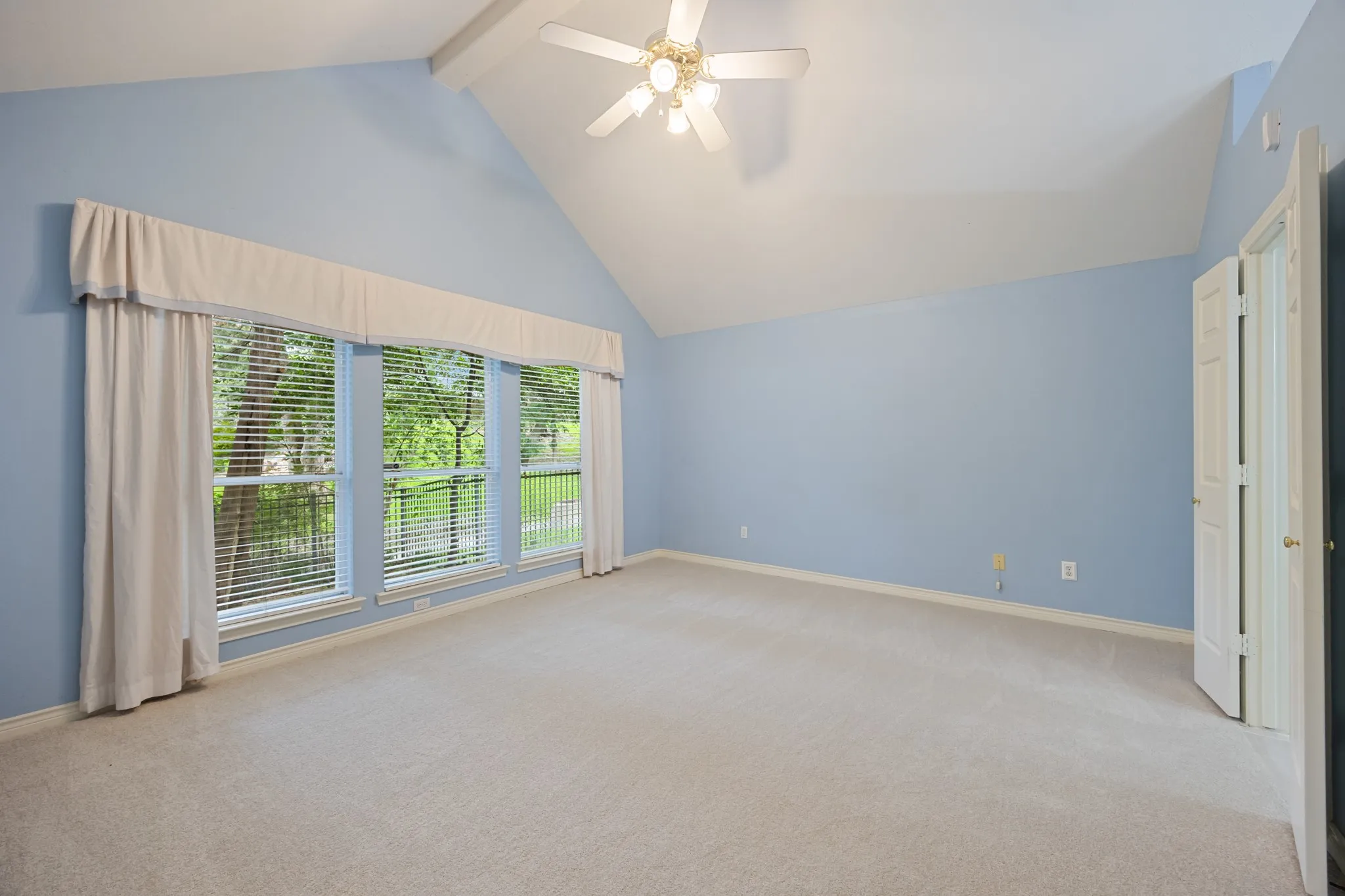 Single Family Residence For Sale in Rockwall County , 5504 Yacht Club Drive, Rockwall, Texas 75032, 3 Bedroom, 2 Bathroom, 2 Garage spaces, 2,103 Sqft, built in 1990, mls#21291711, Real Estate Agent in Rockwall, Homes For Sale in Rockwall county, Homes For Sale in Rockwall, Realtor in Rockwall Texas, Real Estate Brokerage Independent Realty Texas, Luminita Cordes Realtor