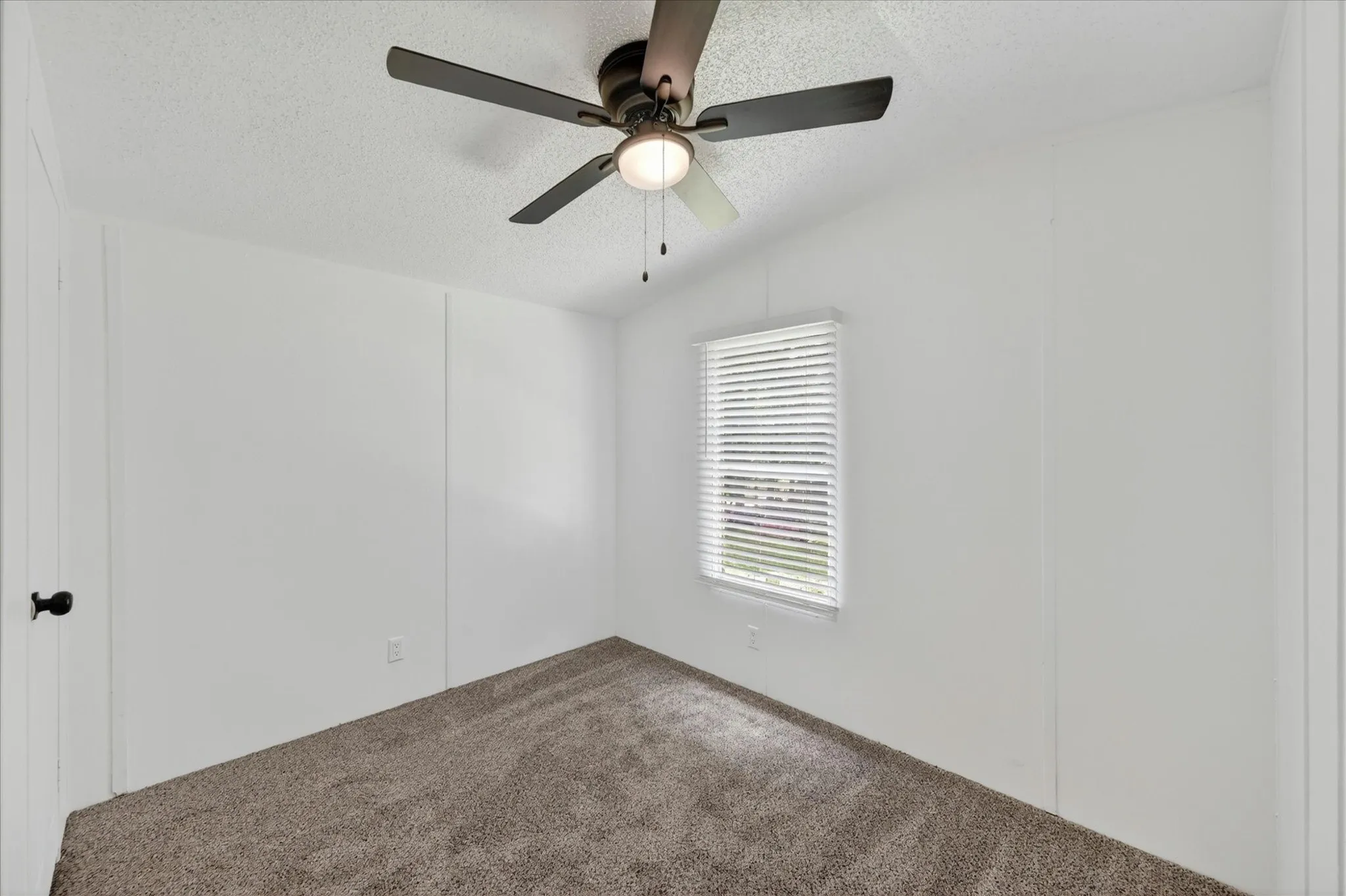 Mobile Home For Sale in Johnson County , 143 White Oak Street, Alvarado, Texas 76009, 2 Bedroom, 2 Bathroom, Garage spaces, 960 Sqft, built in 2006, mls#21288834, Real Estate Agent in Alvarado, Homes For Sale in Johnson county, Homes For Sale in Alvarado, Realtor in Alvarado Texas, Real Estate Brokerage Independent Realty Texas, Luminita Cordes Realtor