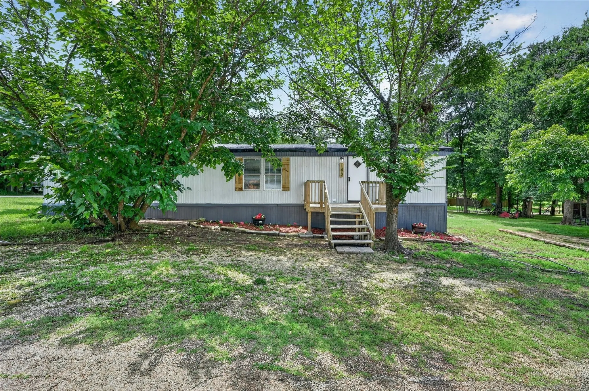 Mobile Home For Sale in Johnson County , 143 White Oak Street, Alvarado, Texas 76009, 2 Bedroom, 2 Bathroom, Garage spaces, 960 Sqft, built in 2006, mls#21288834, Real Estate Agent in Alvarado, Homes For Sale in Johnson county, Homes For Sale in Alvarado, Realtor in Alvarado Texas, Real Estate Brokerage Independent Realty Texas, Luminita Cordes Realtor