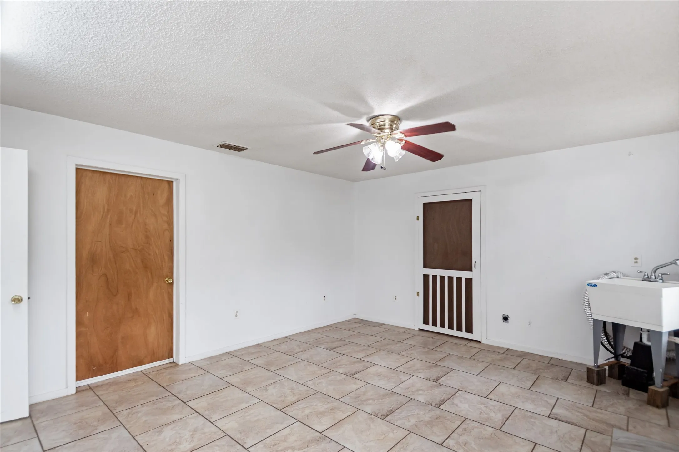 Single Family Residence For Sale in Henderson County , 781 S FM 315, Chandler, Texas 75758, 3 Bedroom, 2 Bathroom, 2 Garage spaces, 3,700 Sqft, built in 2009, mls#21291415, Real Estate Agent in Chandler, Homes For Sale in Henderson county, Homes For Sale in Chandler, Realtor in Chandler Texas, Real Estate Brokerage Independent Realty Texas, Luminita Cordes Realtor