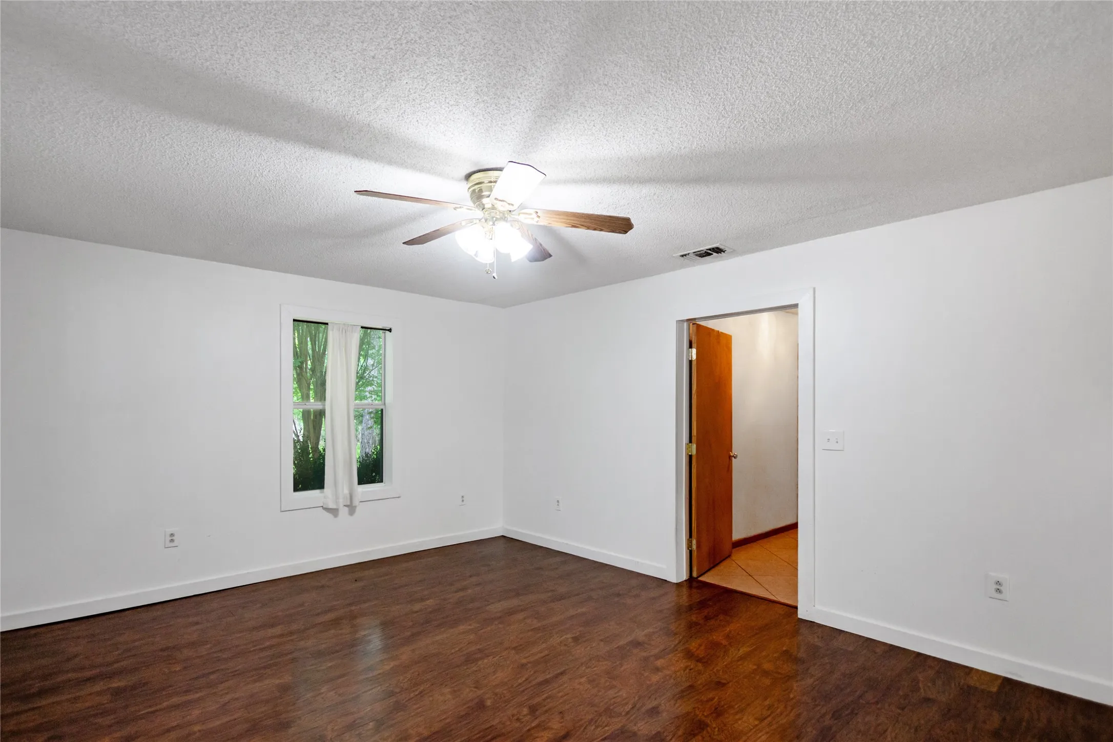 Single Family Residence For Sale in Henderson County , 781 S FM 315, Chandler, Texas 75758, 3 Bedroom, 2 Bathroom, 2 Garage spaces, 3,700 Sqft, built in 2009, mls#21291415, Real Estate Agent in Chandler, Homes For Sale in Henderson county, Homes For Sale in Chandler, Realtor in Chandler Texas, Real Estate Brokerage Independent Realty Texas, Luminita Cordes Realtor