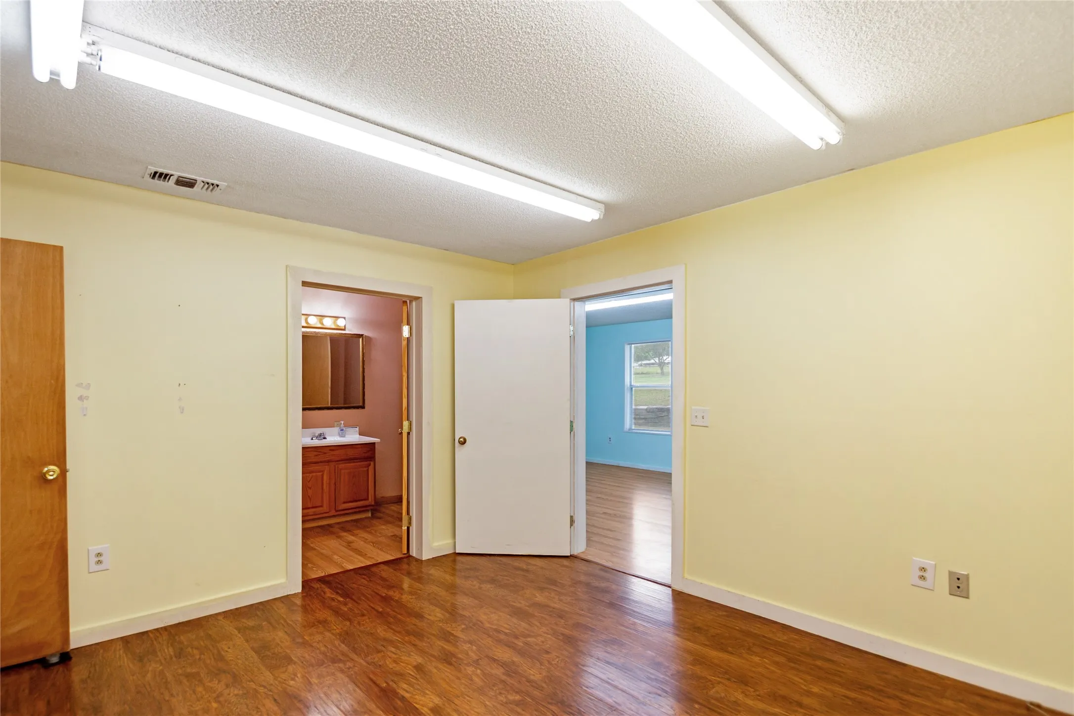 Single Family Residence For Sale in Henderson County , 781 S FM 315, Chandler, Texas 75758, 3 Bedroom, 2 Bathroom, 2 Garage spaces, 3,700 Sqft, built in 2009, mls#21291415, Real Estate Agent in Chandler, Homes For Sale in Henderson county, Homes For Sale in Chandler, Realtor in Chandler Texas, Real Estate Brokerage Independent Realty Texas, Luminita Cordes Realtor